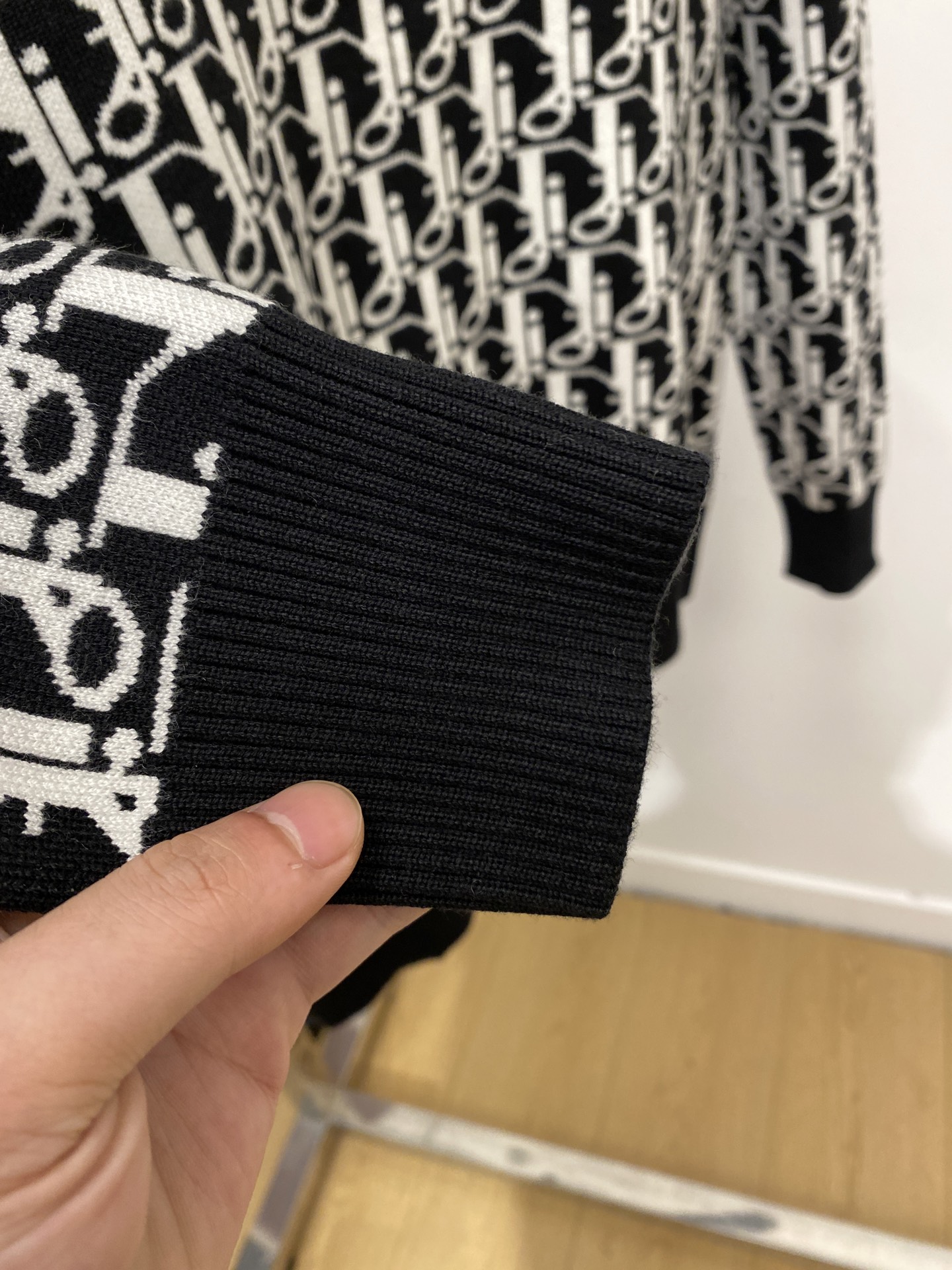 迪奥、2025新品羊毛衣 具有手感细腻柔软，可直接与肌肤接触，让暖心的纱线变化出细腻的质感，顶级工艺极具