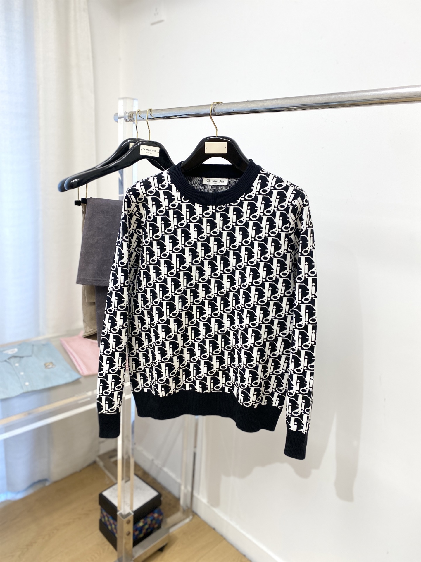 迪奥、2025新品羊毛衣 具有手感细腻柔软，可直接与肌肤接触，让暖心的纱线变化出细腻的质感，顶级工艺极具