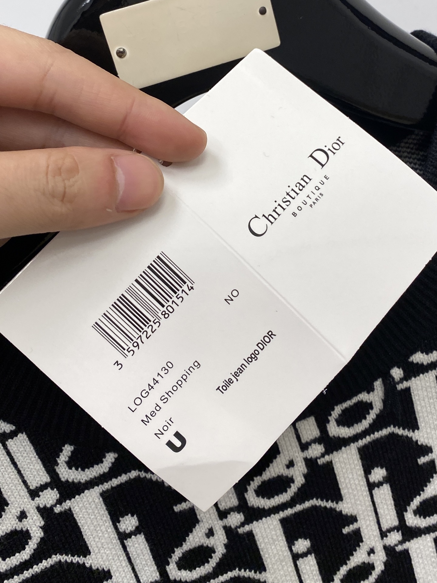 迪奥、2025新品羊毛衣 具有手感细腻柔软，可直接与肌肤接触，让暖心的纱线变化出细腻的质感，顶级工艺极具