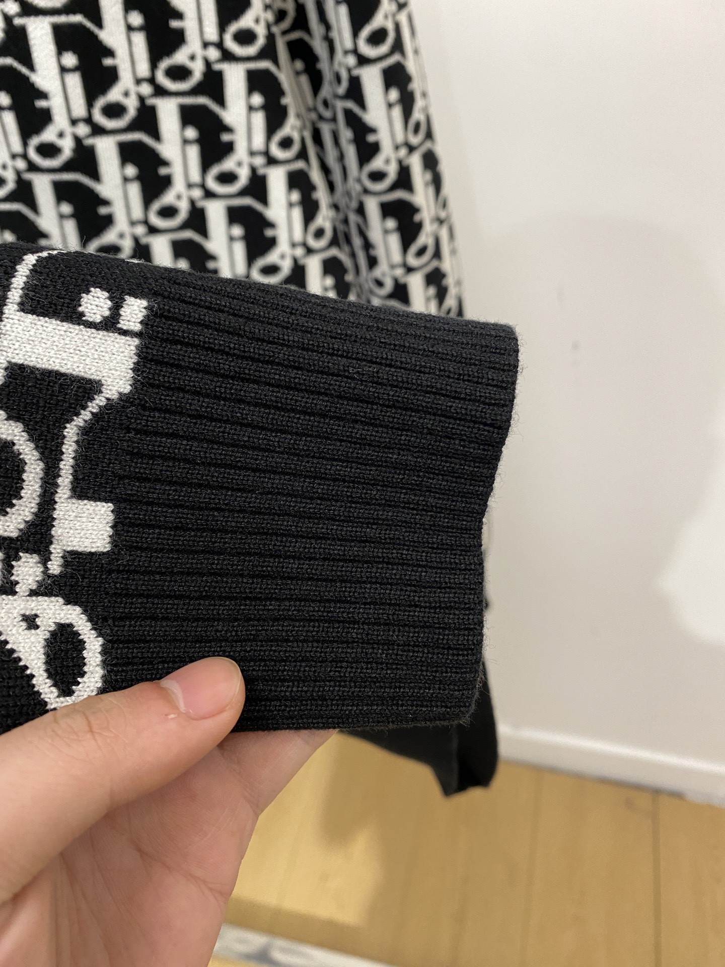 迪奥、2025新品羊毛衣 具有手感细腻柔软，可直接与肌肤接触，让暖心的纱线变化出细腻的质感，顶级工艺极具