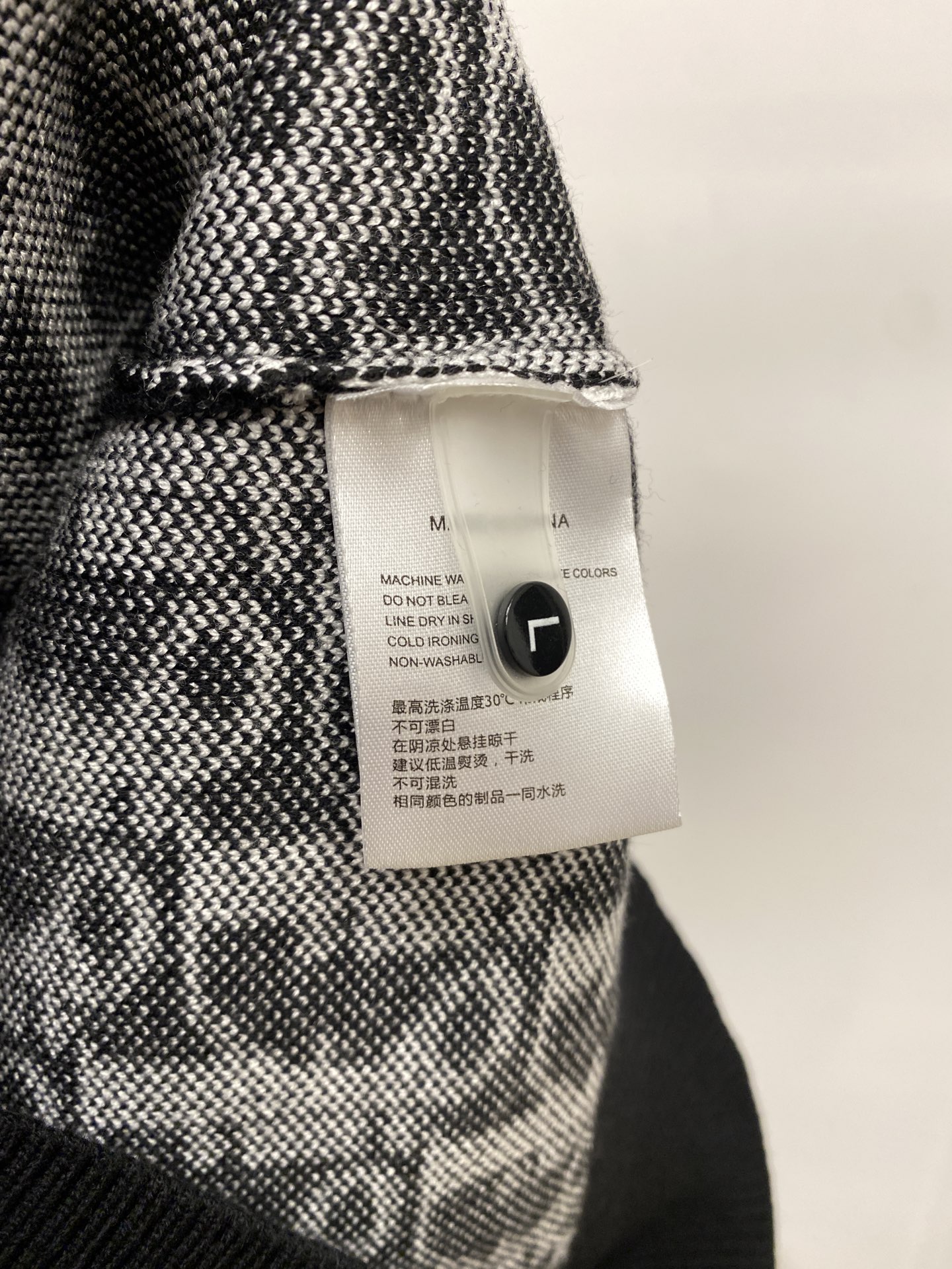 迪奥、2025新品羊毛衣 具有手感细腻柔软，可直接与肌肤接触，让暖心的纱线变化出细腻的质感，顶级工艺极具