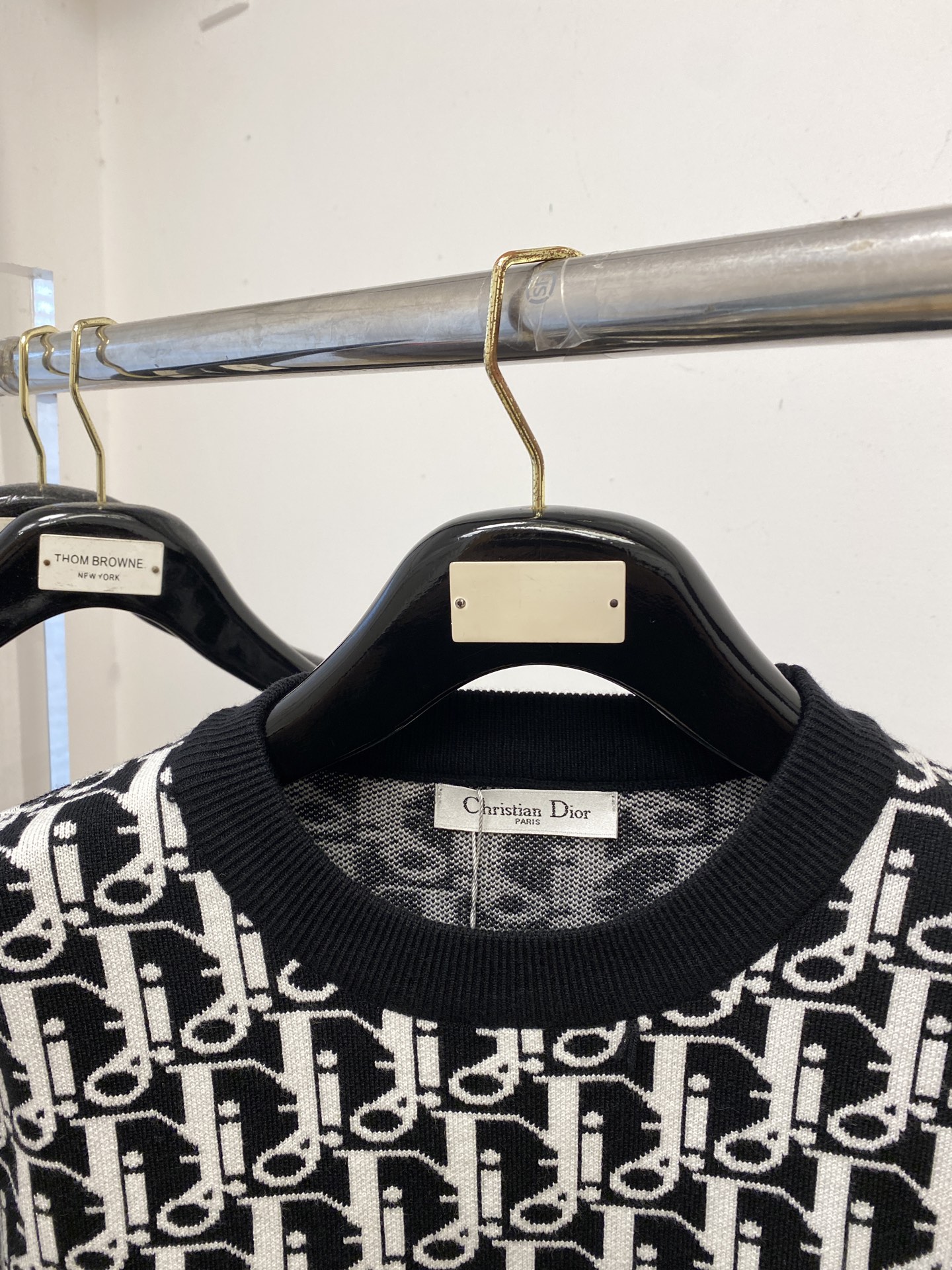 迪奥、2025新品羊毛衣 具有手感细腻柔软，可直接与肌肤接触，让暖心的纱线变化出细腻的质感，顶级工艺极具