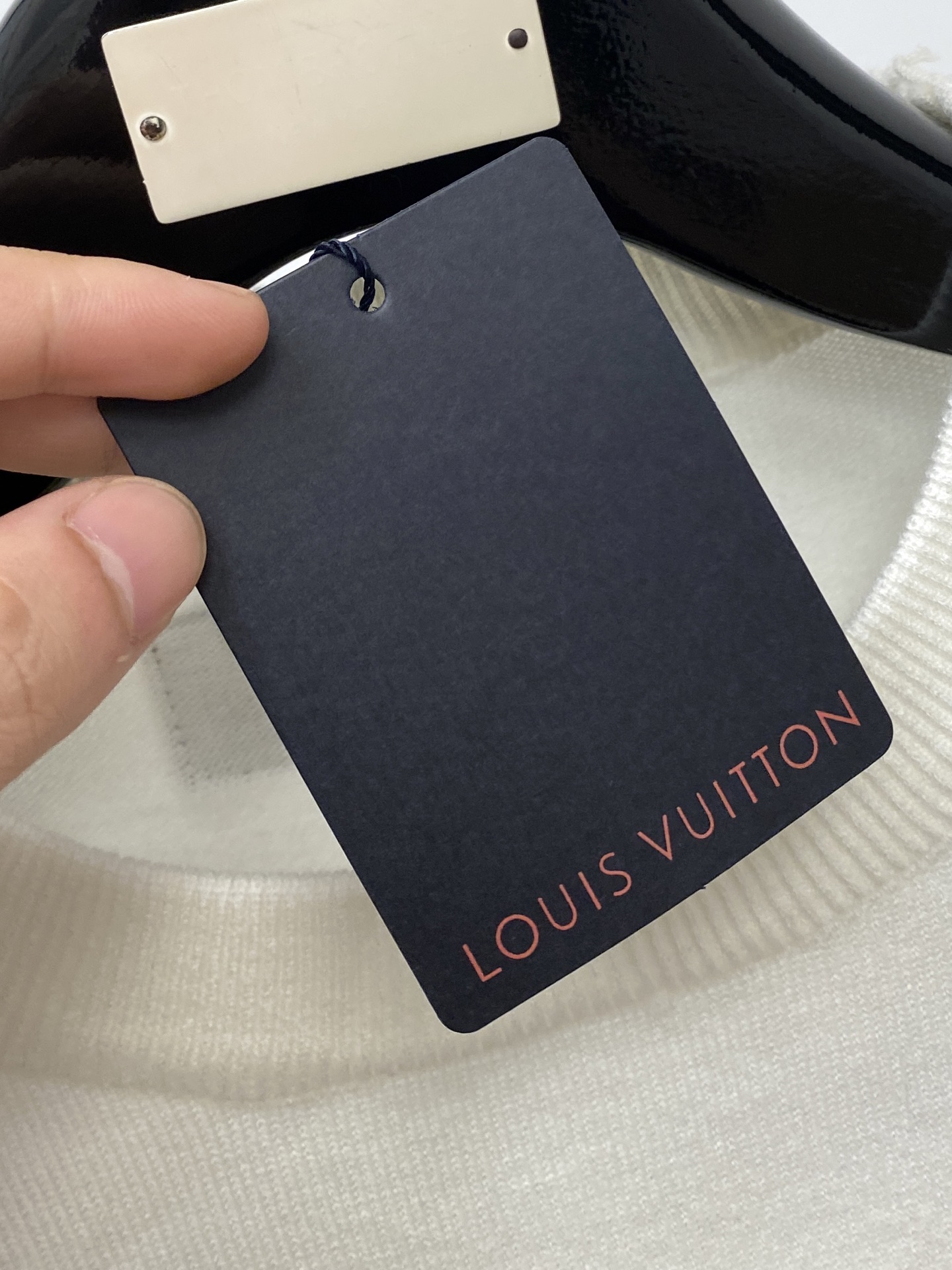 路易威登、2025新品羊毛衣 具有手感细腻柔软，可直接与肌肤接触，让暖心的纱线变化出细腻的质感，顶级工艺