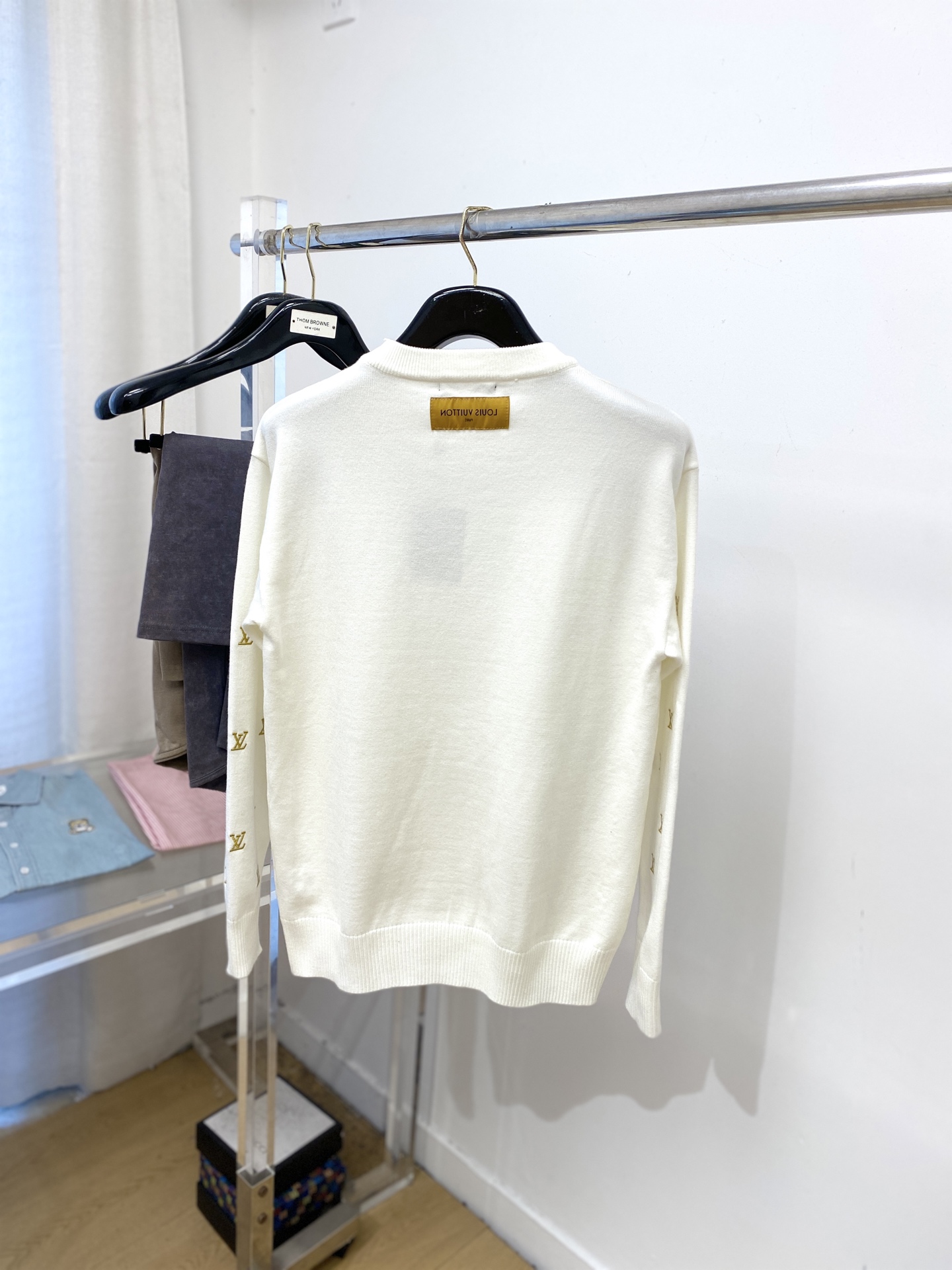 路易威登、2025新品羊毛衣 具有手感细腻柔软，可直接与肌肤接触，让暖心的纱线变化出细腻的质感，顶级工艺