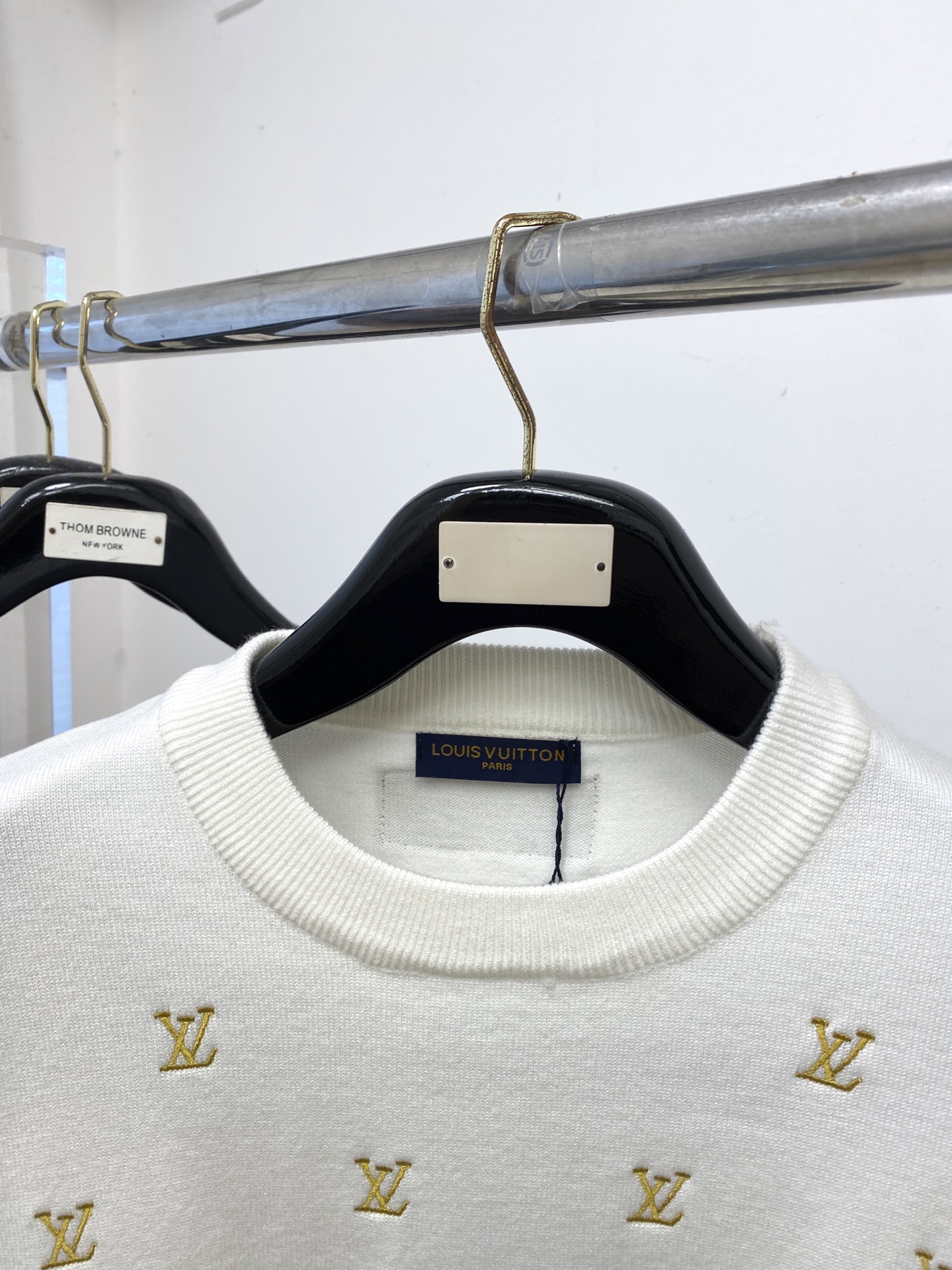 路易威登、2025新品羊毛衣 具有手感细腻柔软，可直接与肌肤接触，让暖心的纱线变化出细腻的质感，顶级工艺