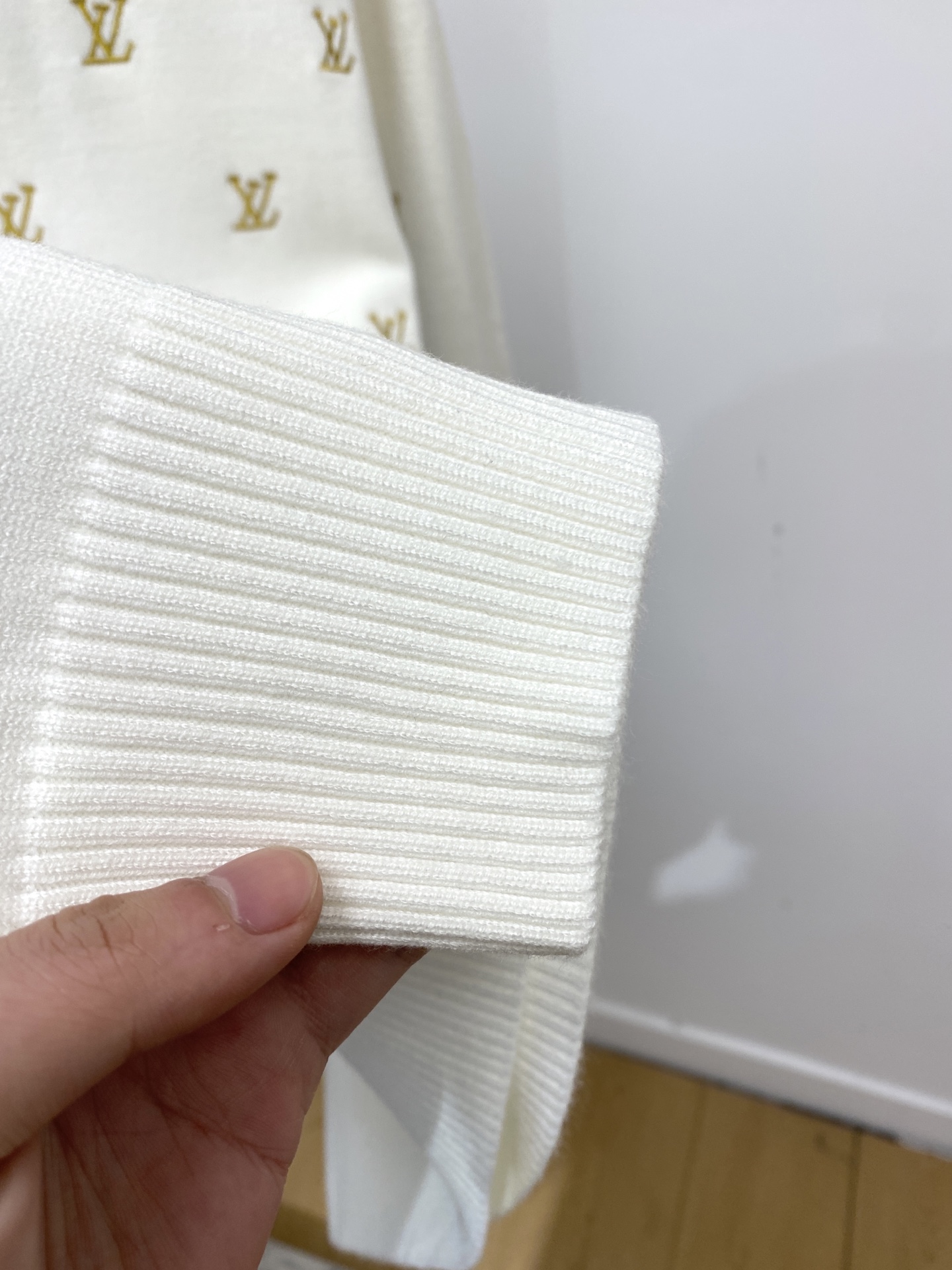 路易威登、2025新品羊毛衣 具有手感细腻柔软，可直接与肌肤接触，让暖心的纱线变化出细腻的质感，顶级工艺