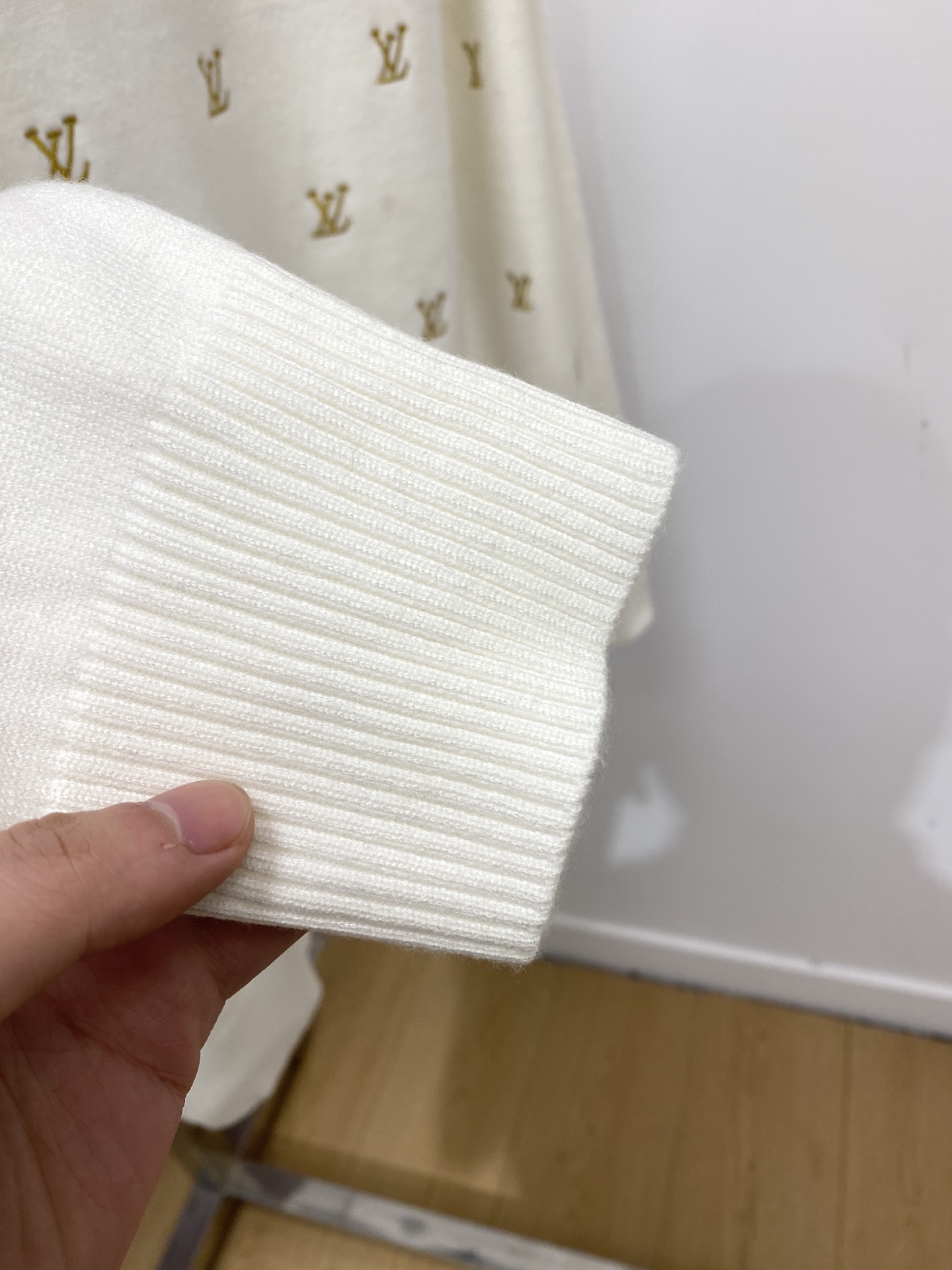 路易威登、2025新品羊毛衣 具有手感细腻柔软，可直接与肌肤接触，让暖心的纱线变化出细腻的质感，顶级工艺