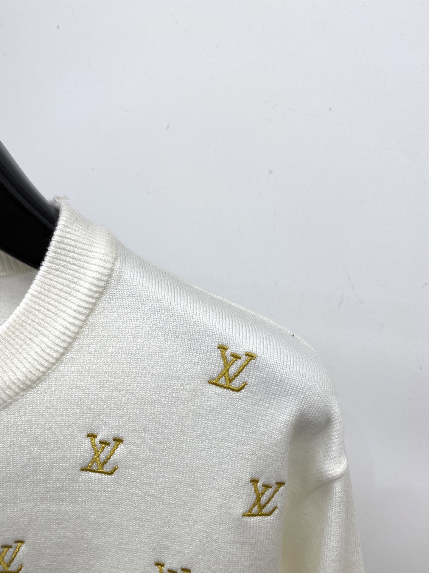 路易威登、2025新品羊毛衣 具有手感细腻柔软，可直接与肌肤接触，让暖心的纱线变化出细腻的质感，顶级工艺