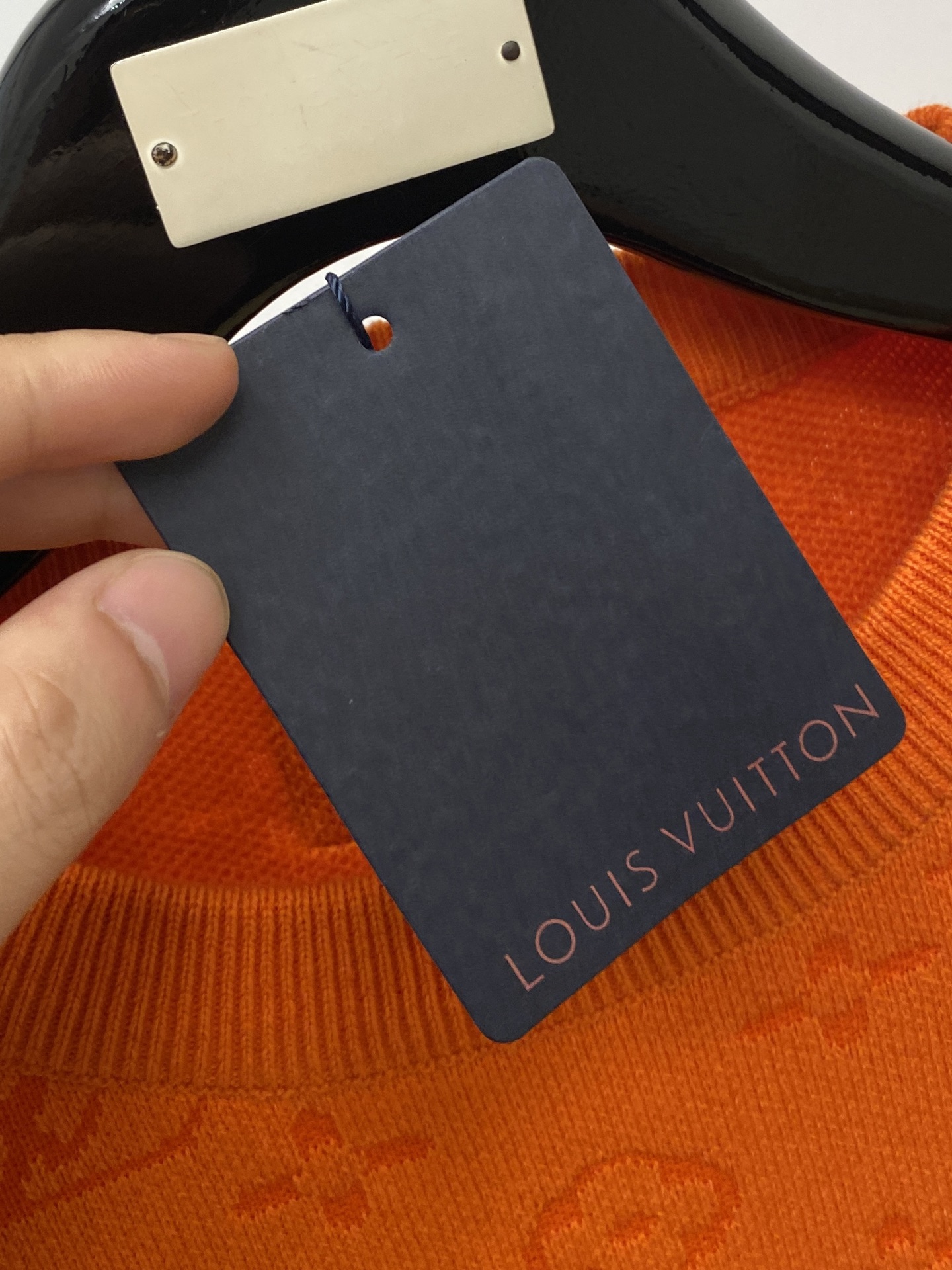 路易威登、2025新品羊毛衣 具有手感细腻柔软，可直接与肌肤接触，让暖心的纱线变化出细腻的质感，顶级工艺