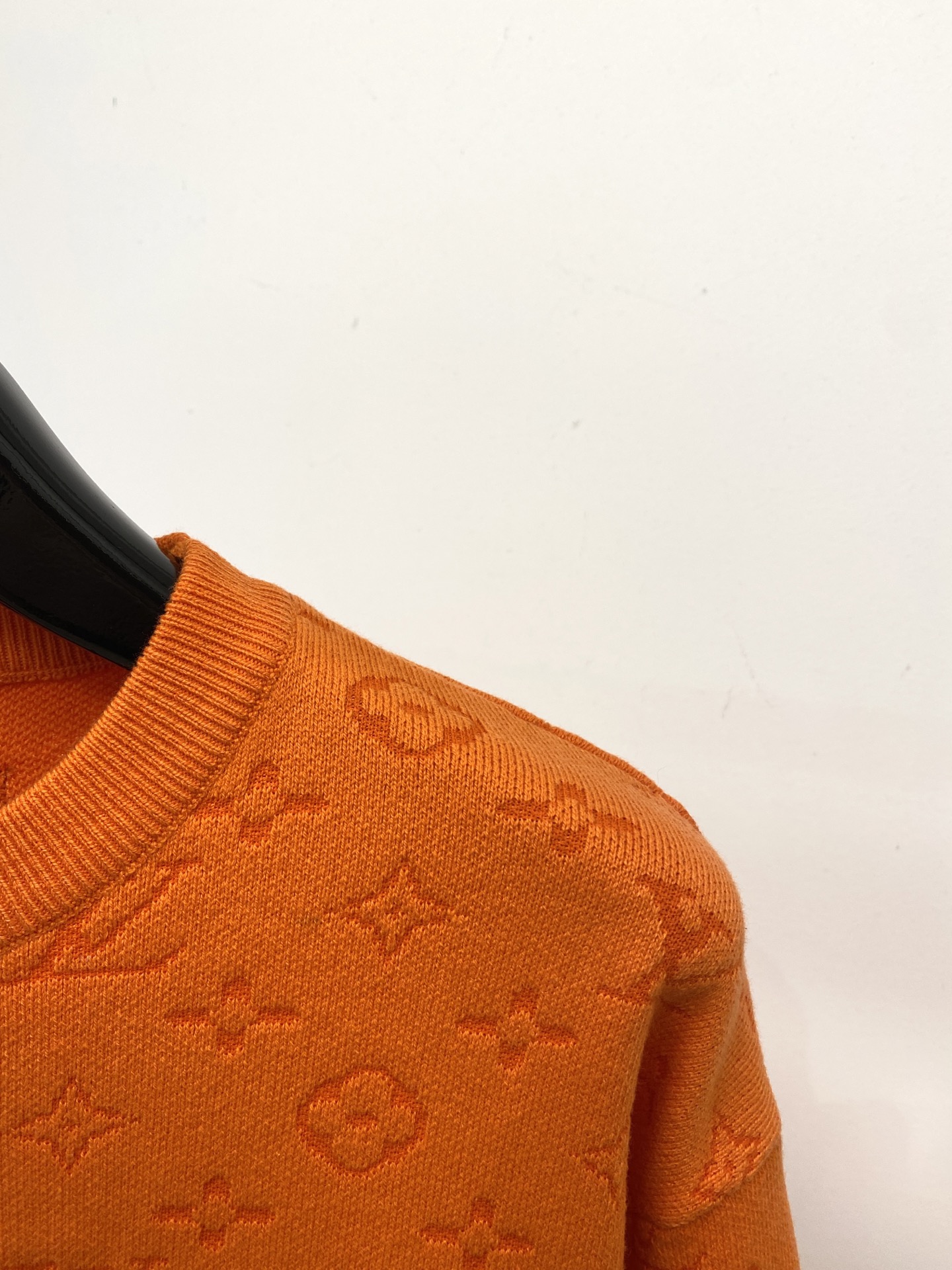 路易威登、2025新品羊毛衣 具有手感细腻柔软，可直接与肌肤接触，让暖心的纱线变化出细腻的质感，顶级工艺