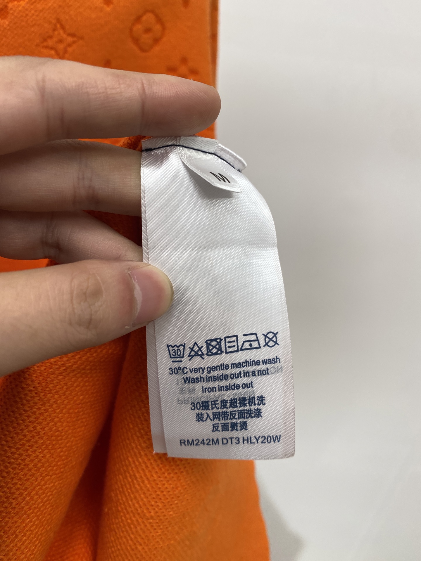 路易威登、2025新品羊毛衣 具有手感细腻柔软，可直接与肌肤接触，让暖心的纱线变化出细腻的质感，顶级工艺