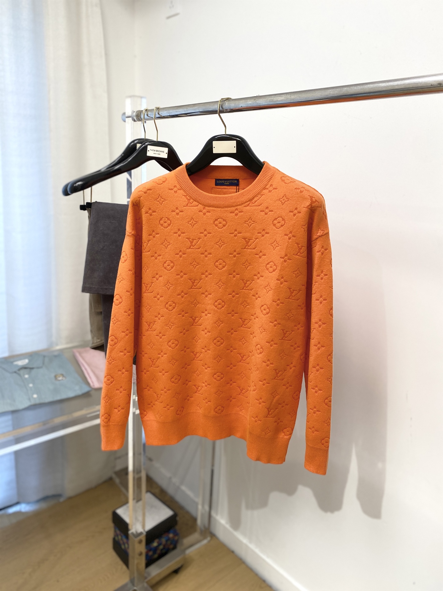 NO:571232,Louis Vuitton, 2025 new wool sweater has a delicate and soft feel, which can be directly contacted with the skin, allowing the warm yarn to change into a delicate texture. The top-notch craftsmanship is very distinctive and colorful, and the style is simple, elegant and exquisite. The three-dimensional tailoring design makes the entire sweater upper body full of youthful vitality and vitality. It is recommended to be a must-have for autumn and winter. Sizes M-3XL, Louis Vuitton, Sweaters, Alexander Wang19860909路易威登、2025新品羊毛衣 具有手感细腻柔软,可直接与肌肤接触,让暖心的纱线变化出细腻的质感,顶级工艺极具特色出彩,款式简约大方精美 立体剪裁的版型设计,让整款毛衣上身尽显青春活力和朝气,推荐款秋冬季穿搭必备.尺码M-3XL,,louis vuitton,sweaters,alexander wang,Men's clothing