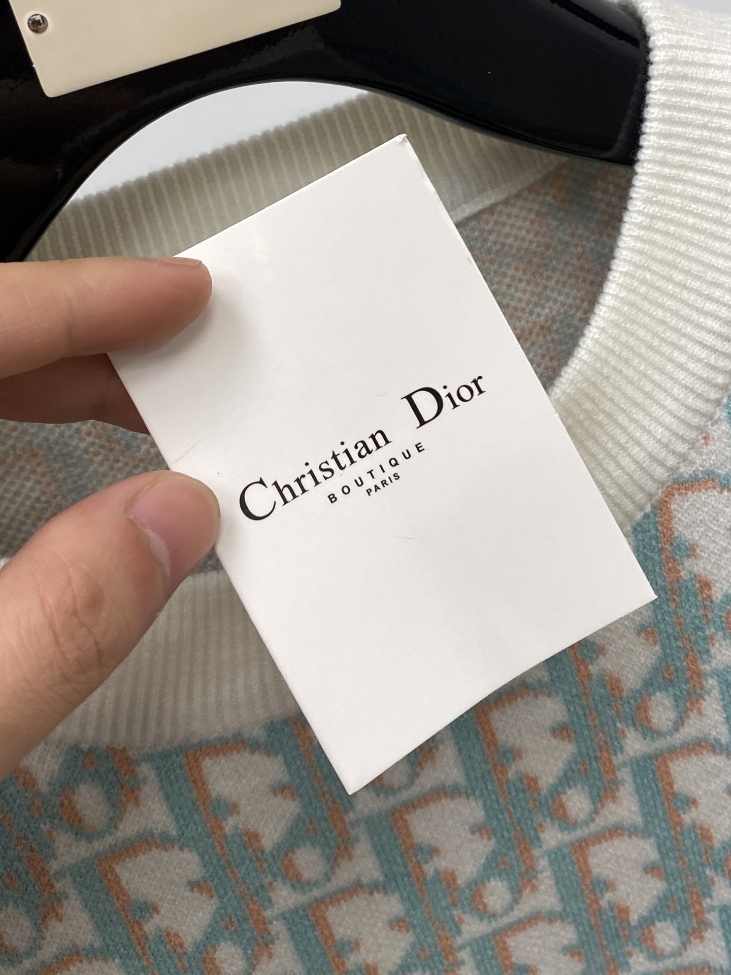 迪奥、2025新品羊毛衣 具有手感细腻柔软，可直接与肌肤接触，让暖心的纱线变化出细腻的质感，顶级工艺极具