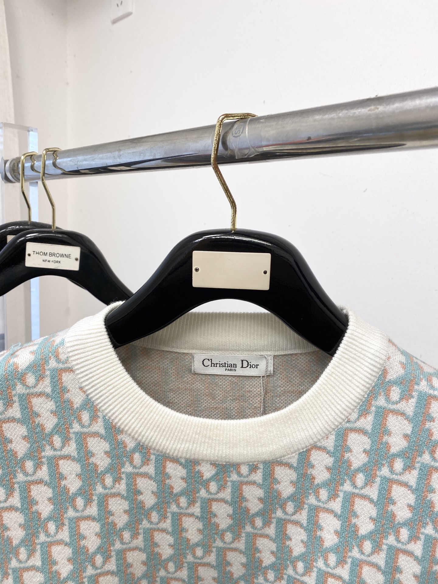 迪奥、2025新品羊毛衣 具有手感细腻柔软，可直接与肌肤接触，让暖心的纱线变化出细腻的质感，顶级工艺极具