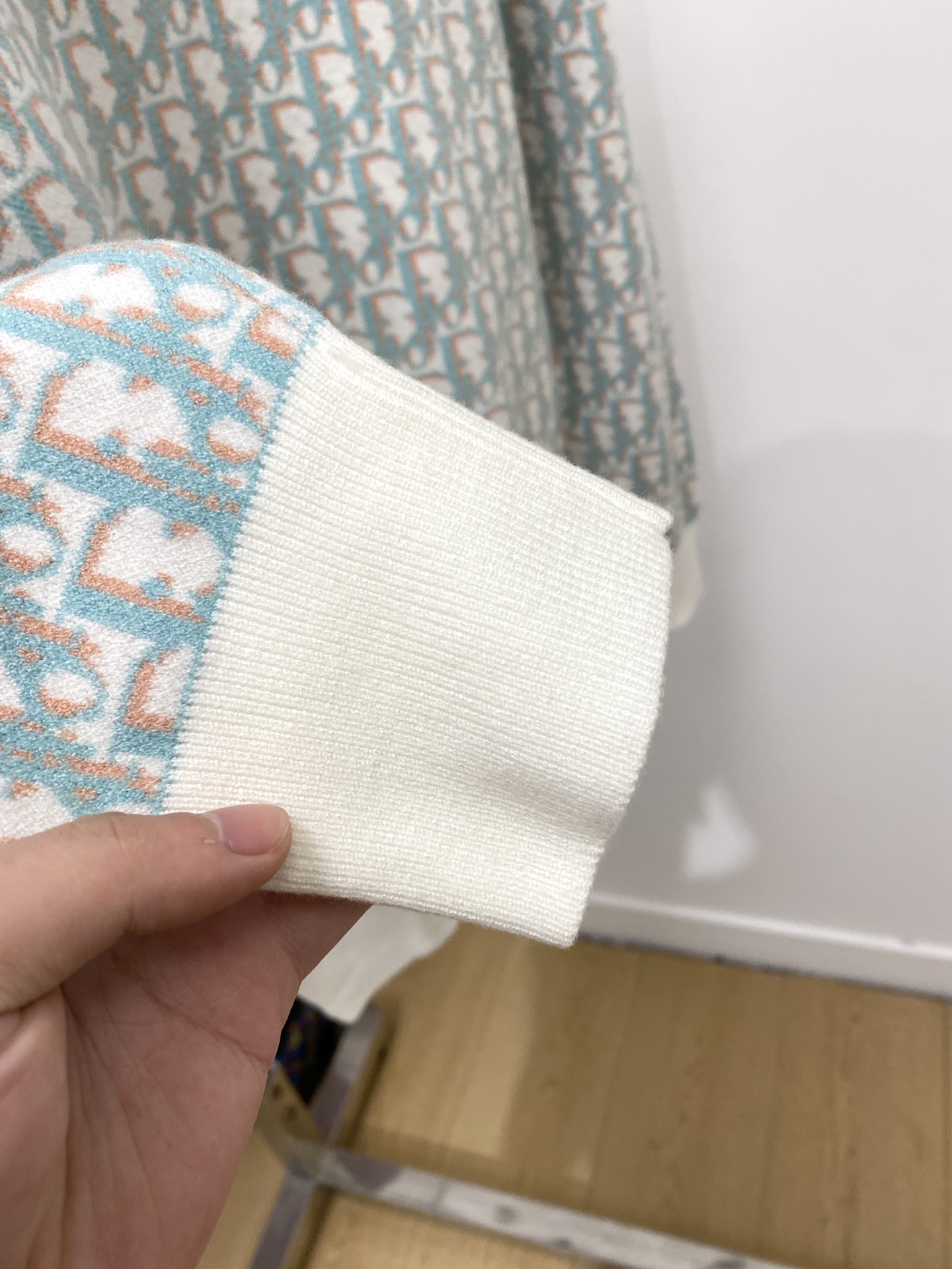 迪奥、2025新品羊毛衣 具有手感细腻柔软，可直接与肌肤接触，让暖心的纱线变化出细腻的质感，顶级工艺极具