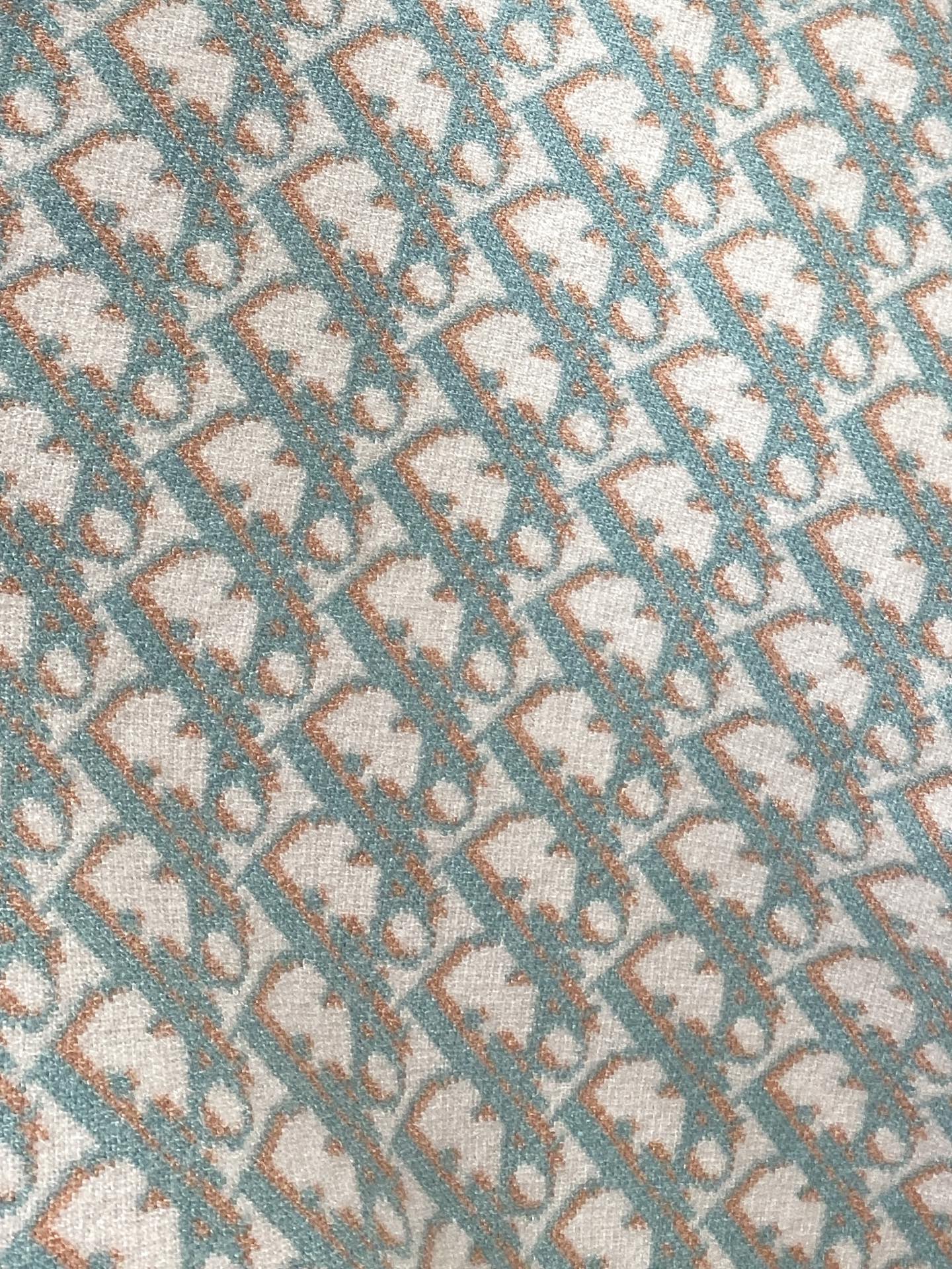 迪奥、2025新品羊毛衣 具有手感细腻柔软，可直接与肌肤接触，让暖心的纱线变化出细腻的质感，顶级工艺极具