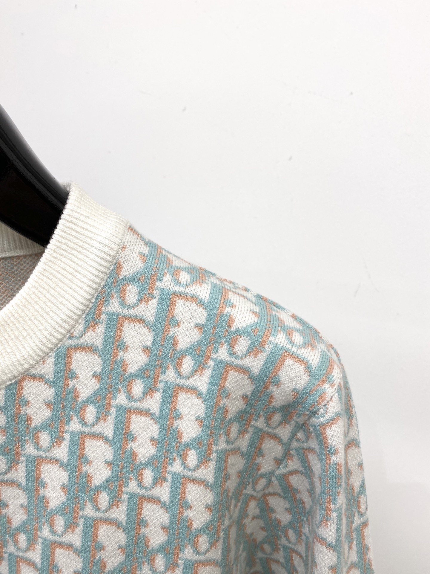 迪奥、2025新品羊毛衣 具有手感细腻柔软，可直接与肌肤接触，让暖心的纱线变化出细腻的质感，顶级工艺极具