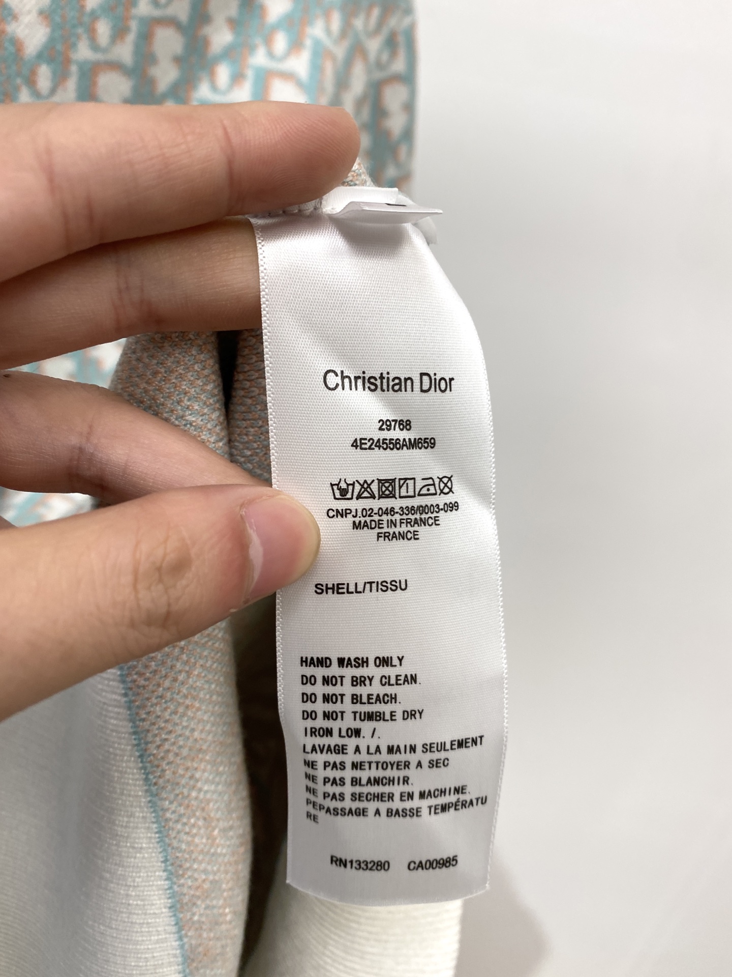 迪奥、2025新品羊毛衣 具有手感细腻柔软，可直接与肌肤接触，让暖心的纱线变化出细腻的质感，顶级工艺极具