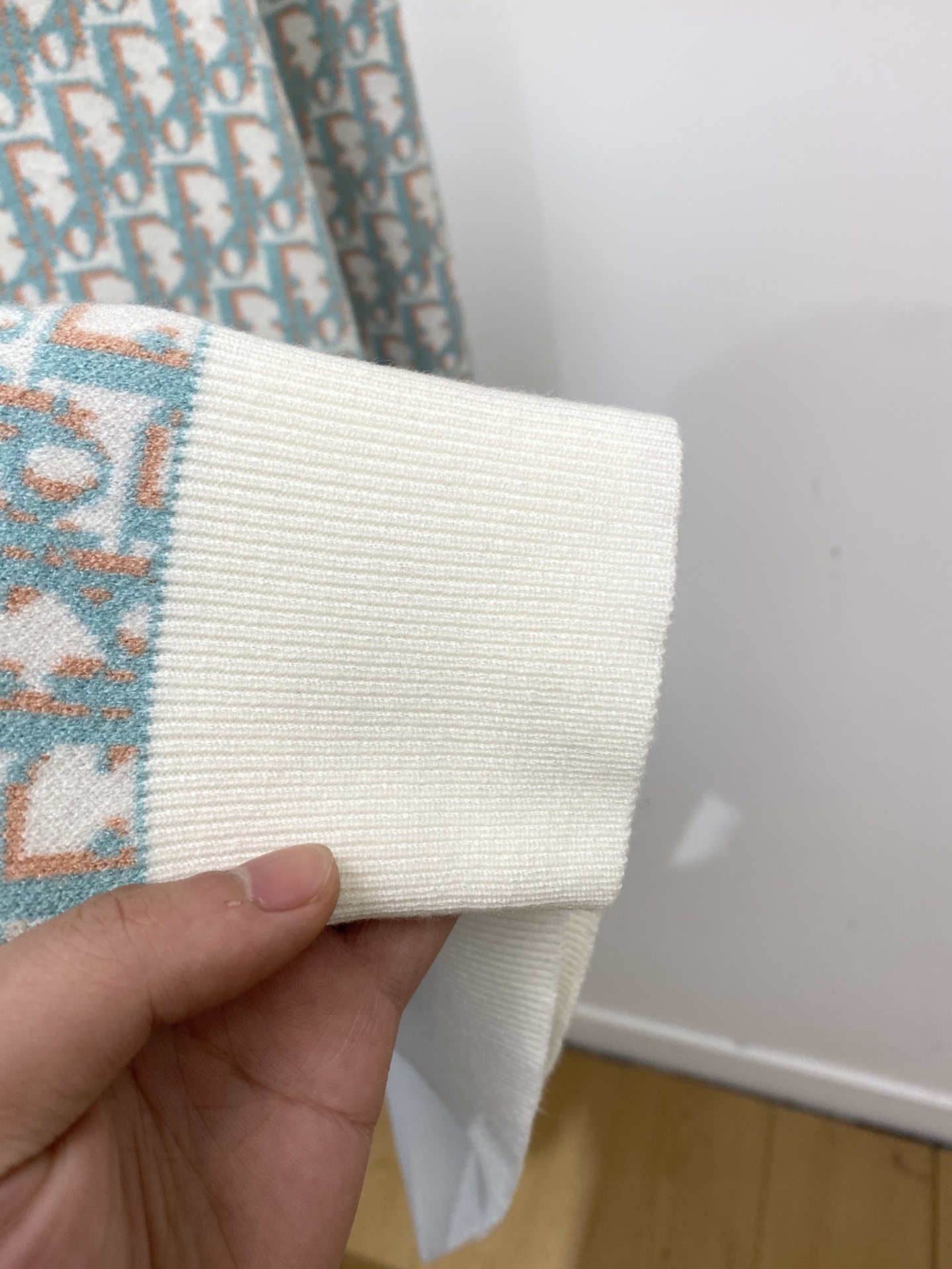 迪奥、2025新品羊毛衣 具有手感细腻柔软，可直接与肌肤接触，让暖心的纱线变化出细腻的质感，顶级工艺极具