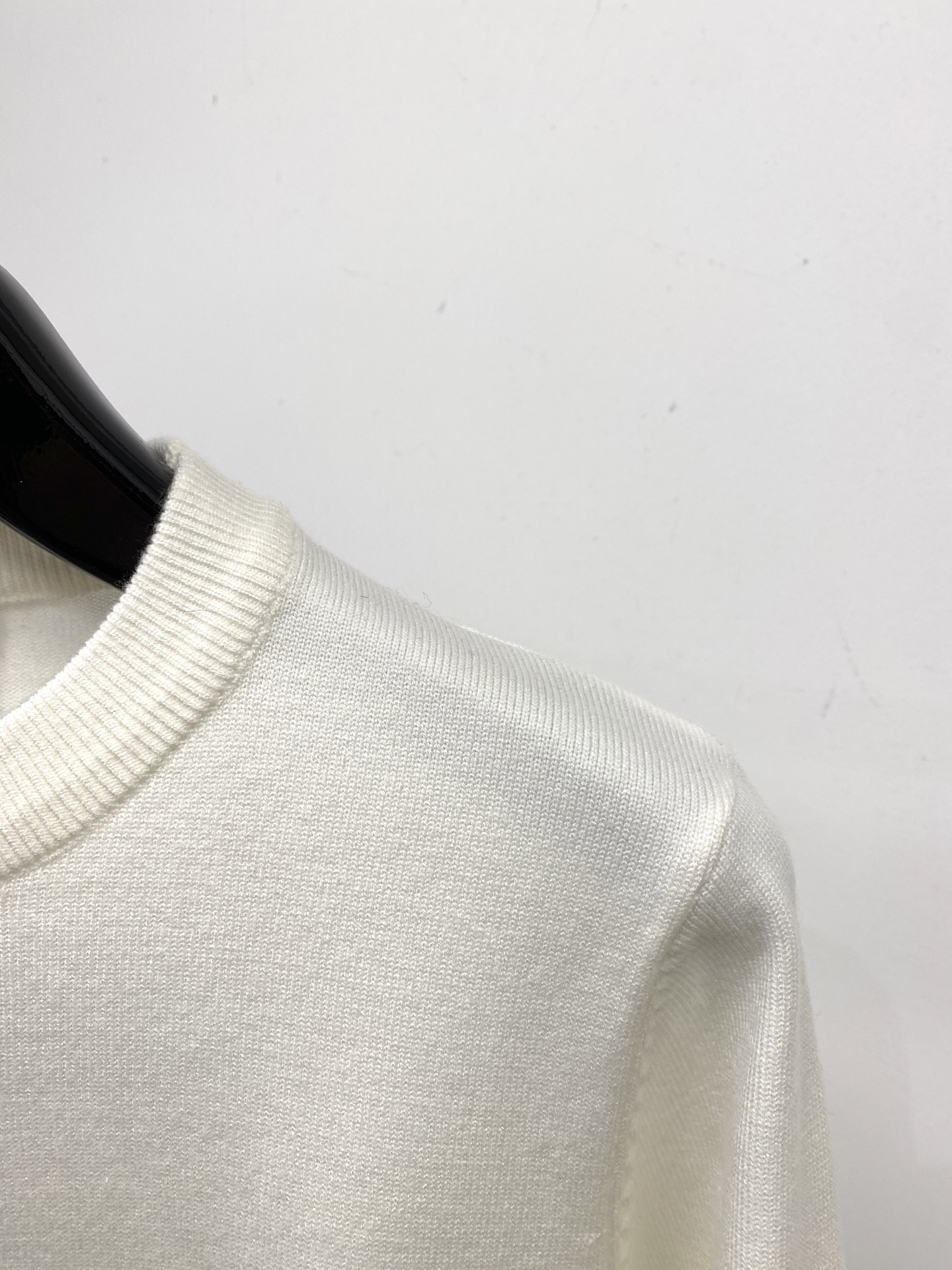 迪奥、2025新品羊毛衣 具有手感细腻柔软，可直接与肌肤接触，让暖心的纱线变化出细腻的质感，顶级工艺极具