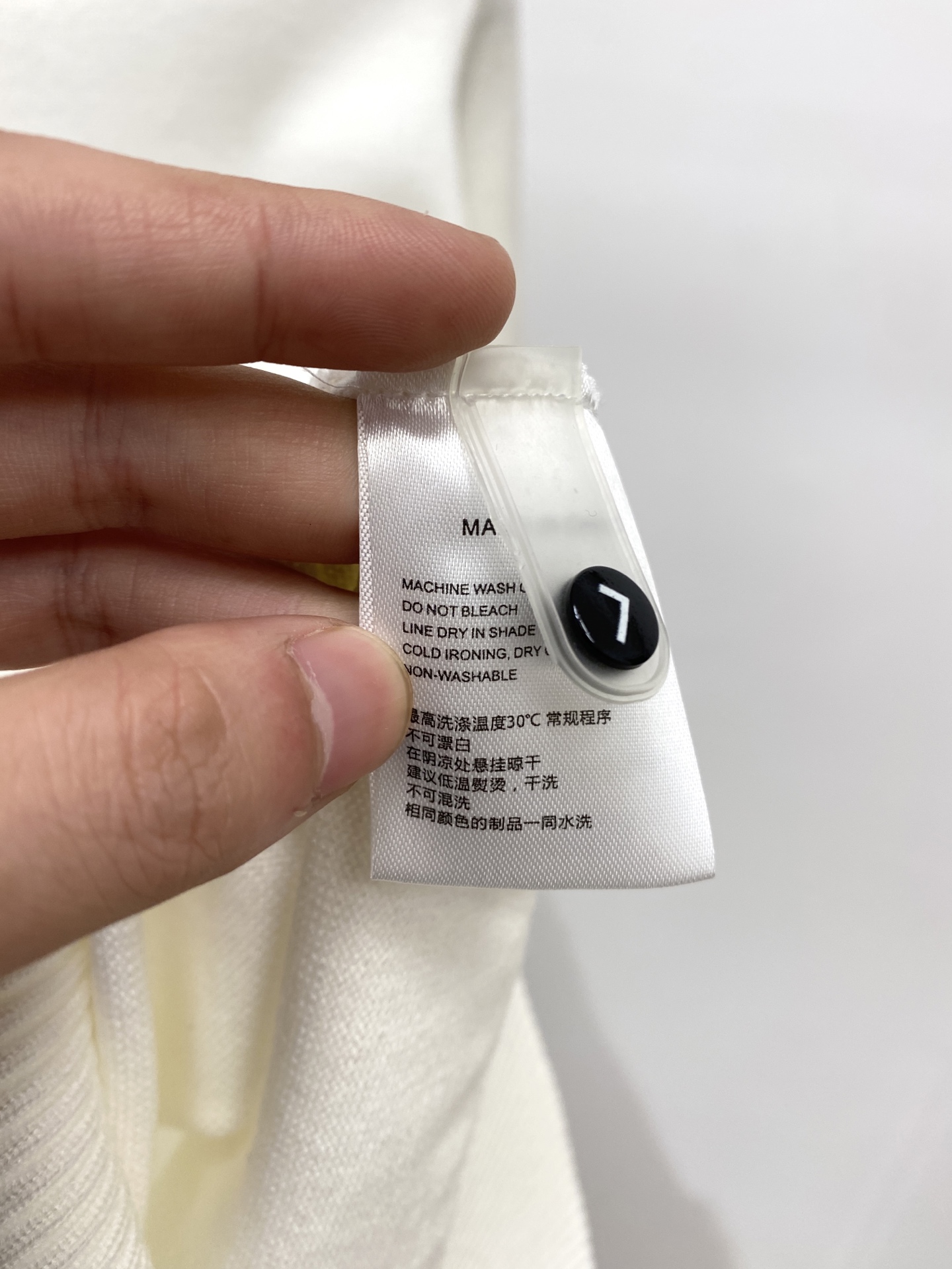 迪奥、2025新品羊毛衣 具有手感细腻柔软，可直接与肌肤接触，让暖心的纱线变化出细腻的质感，顶级工艺极具