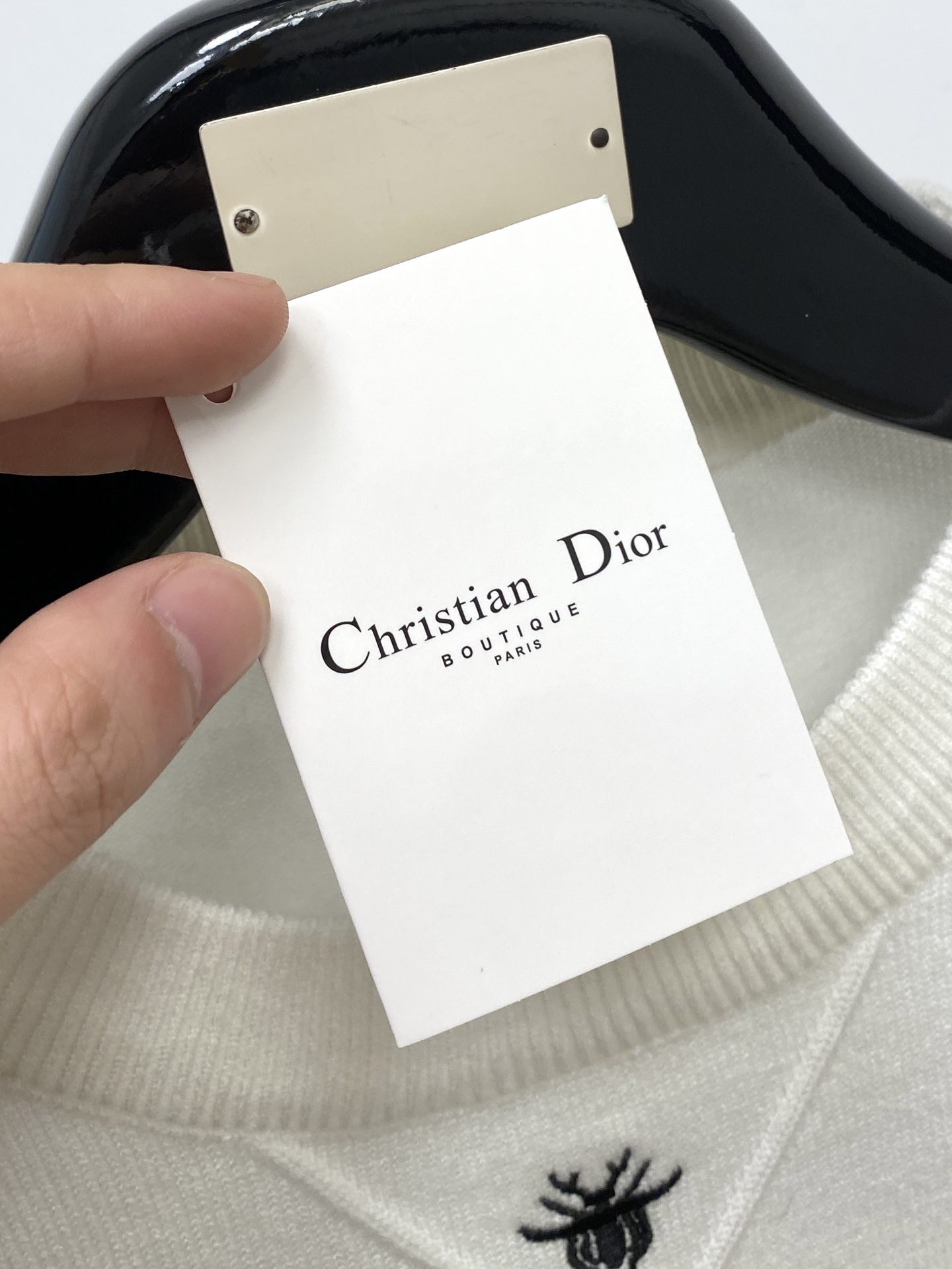 迪奥、2025新品羊毛衣 具有手感细腻柔软，可直接与肌肤接触，让暖心的纱线变化出细腻的质感，顶级工艺极具