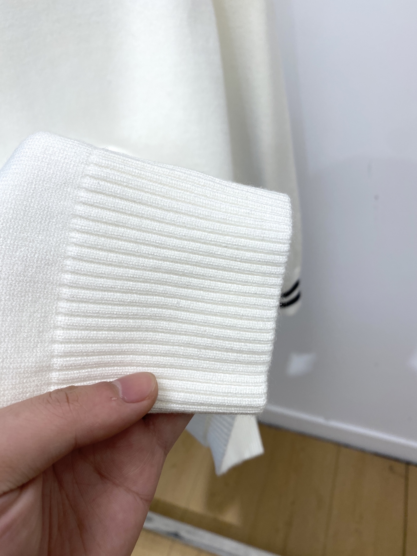 迪奥、2025新品羊毛衣 具有手感细腻柔软，可直接与肌肤接触，让暖心的纱线变化出细腻的质感，顶级工艺极具