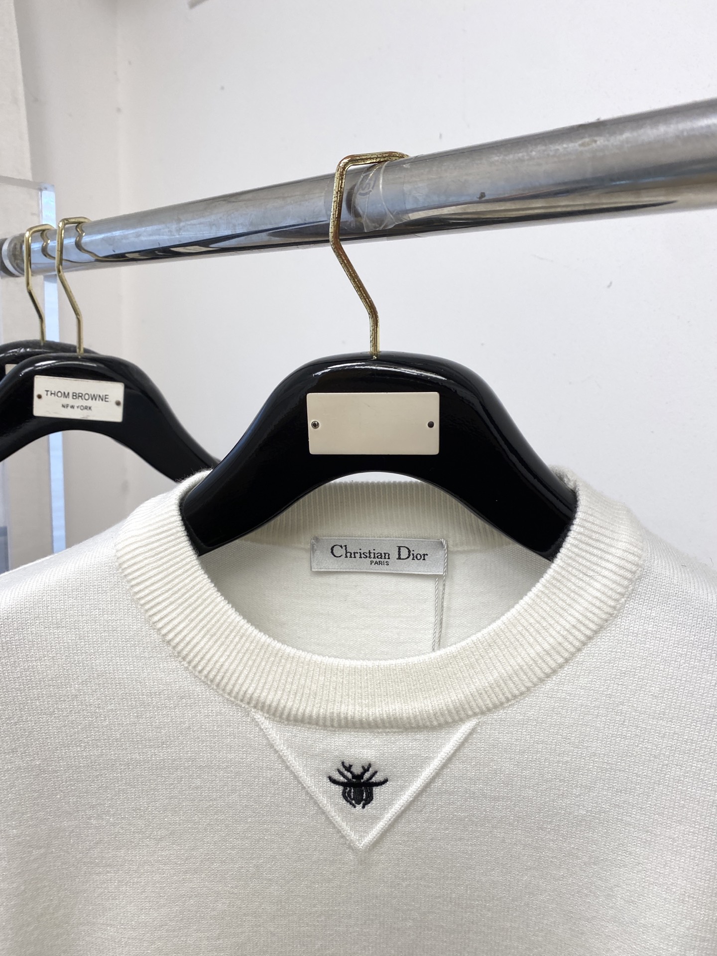 迪奥、2025新品羊毛衣 具有手感细腻柔软，可直接与肌肤接触，让暖心的纱线变化出细腻的质感，顶级工艺极具