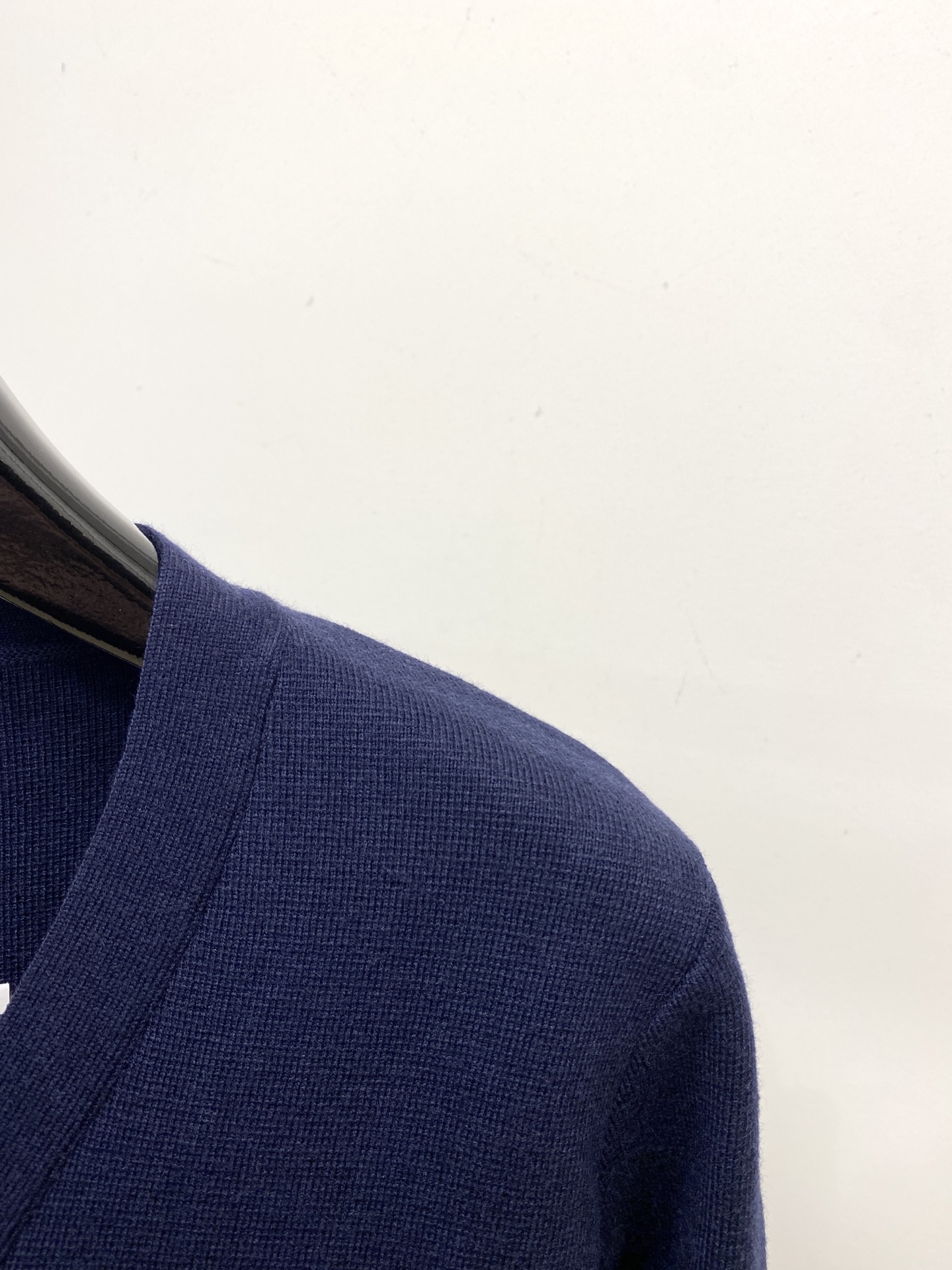 ￼ TB、2025新品羊毛衣外套 具有手感细腻柔软，可直接与肌肤接触，让暖心的纱线变化出细腻的质感，顶级