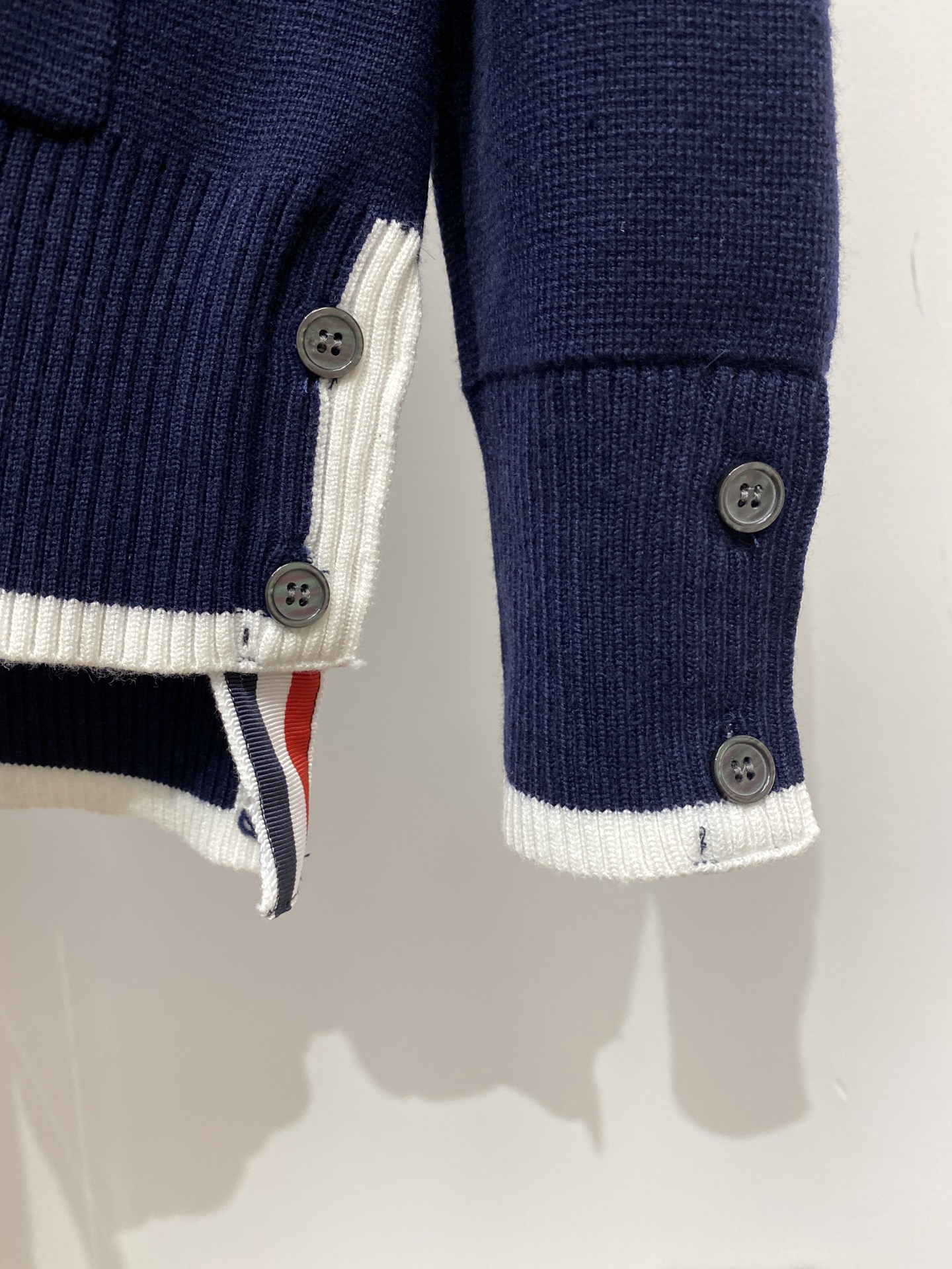 ￼ TB、2025新品羊毛衣外套 具有手感细腻柔软，可直接与肌肤接触，让暖心的纱线变化出细腻的质感，顶级