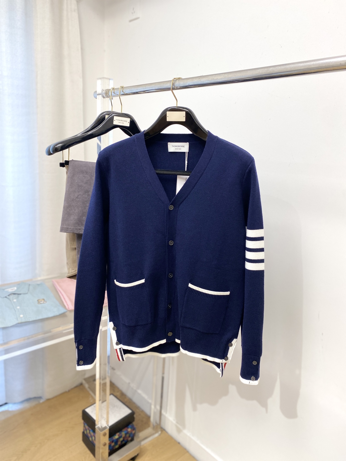 NO:569622,TB, 2025 new wool sweater jacket has a delicate and soft feel, which can be directly contacted with the skin, allowing the warm yarn to change into a delicate texture. The top-notch craftsmanship is very distinctive and colorful, and the style is simple, elegant and exquisite. The three-dimensional tailoring design makes the entire sweater upper body full of youthful vitality and vitality. It is recommended to be a must-have for autumn and winter. Sizes M-3XL, jackets & coats, sweaters, alexander wang19860909TB、2025新品羊毛衣外套 具有手感细腻柔软,可直接与肌肤接触,让暖心的纱线变化出细腻的质感,顶级工艺极具特色出彩,款式简约大方精美 立体剪裁的版型设计,让整款毛衣上身尽显青春活力和朝气,推荐款秋冬季穿搭必备.尺码M-3XL,,jackets & coats,sweaters,alexander wang,Men's clothing