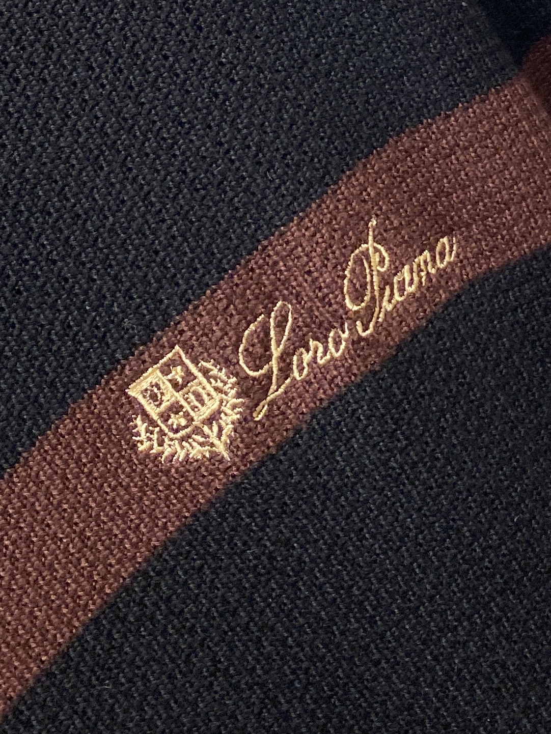 lP🆕、2025新品羊毛衣外套 具有手感细腻柔软，可直接与肌肤接触，让暖心的纱线变化出细腻的质感，顶级工