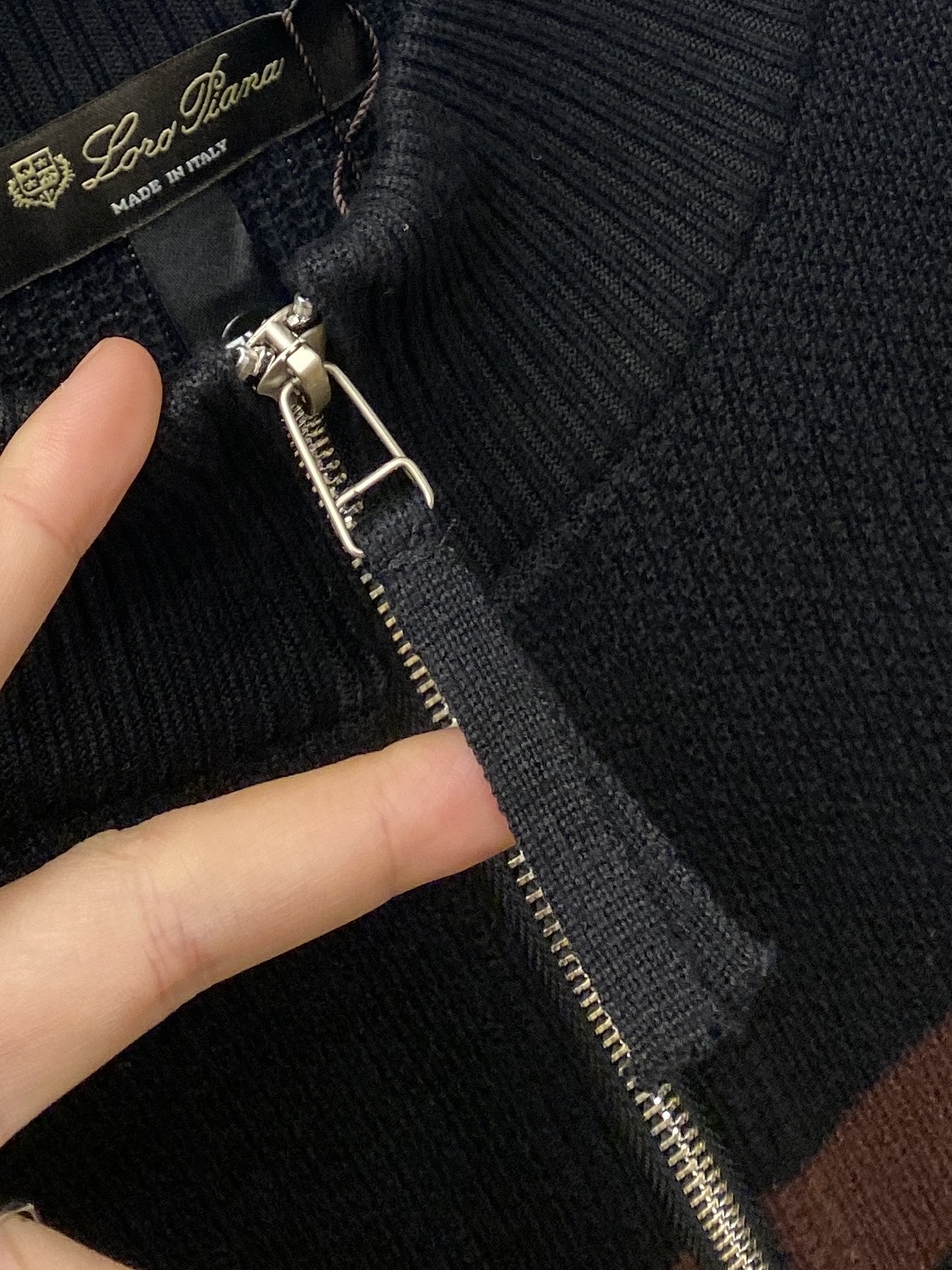 lP🆕、2025新品羊毛衣外套 具有手感细腻柔软，可直接与肌肤接触，让暖心的纱线变化出细腻的质感，顶级工