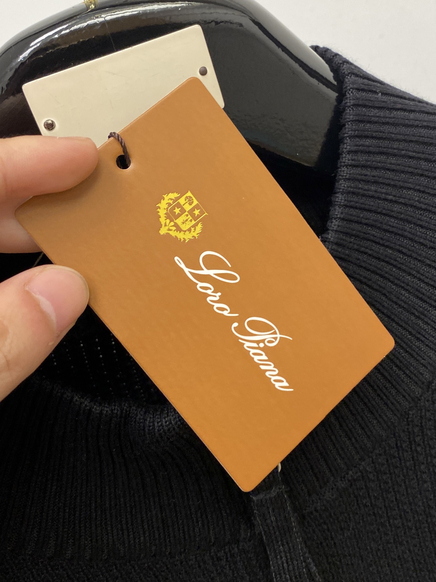 lP🆕、2025新品羊毛衣外套 具有手感细腻柔软，可直接与肌肤接触，让暖心的纱线变化出细腻的质感，顶级工