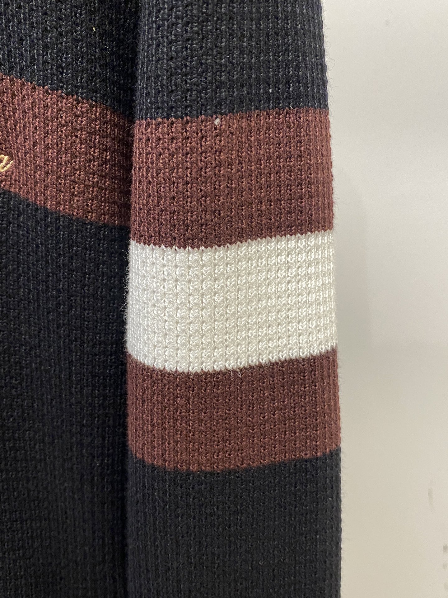 lP🆕、2025新品羊毛衣外套 具有手感细腻柔软，可直接与肌肤接触，让暖心的纱线变化出细腻的质感，顶级工