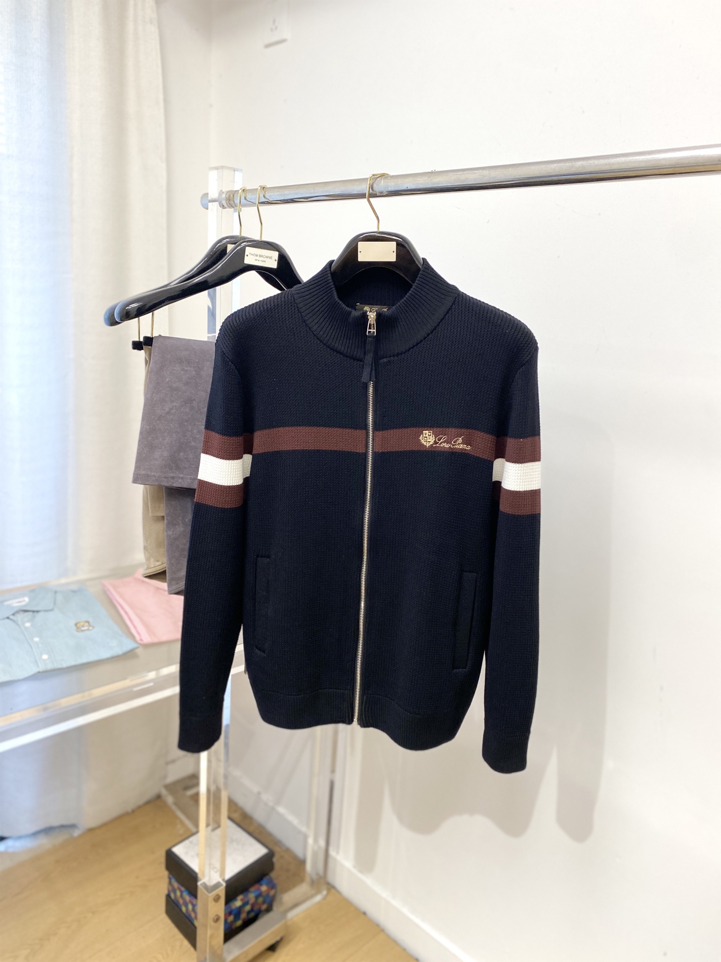 lP🆕、2025新品羊毛衣外套 具有手感细腻柔软，可直接与肌肤接触，让暖心的纱线变化出细腻的质感，顶级工