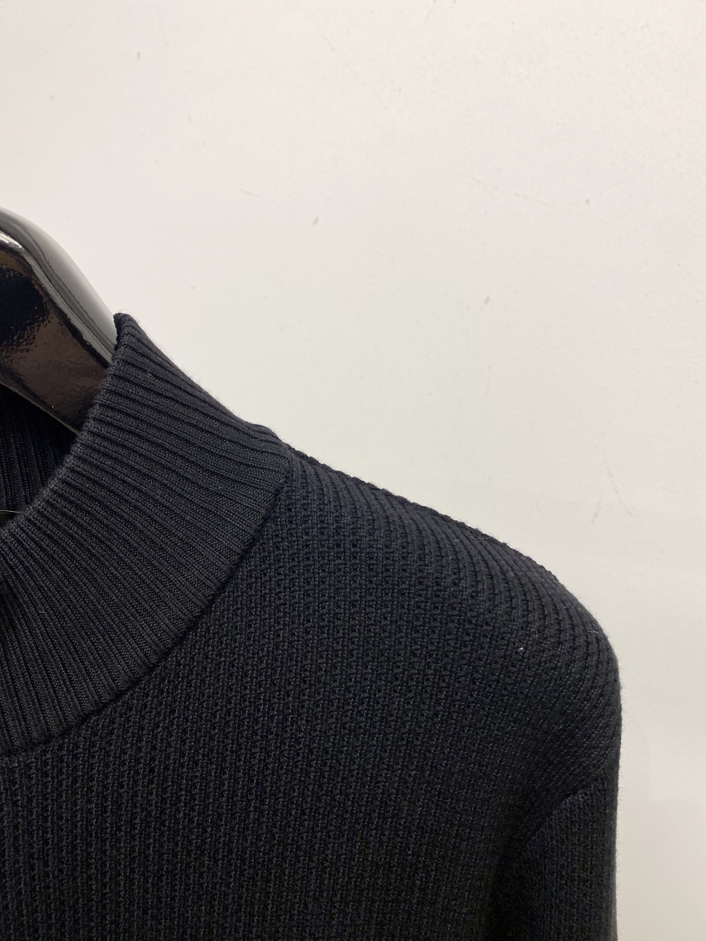 lP🆕、2025新品羊毛衣外套 具有手感细腻柔软，可直接与肌肤接触，让暖心的纱线变化出细腻的质感，顶级工