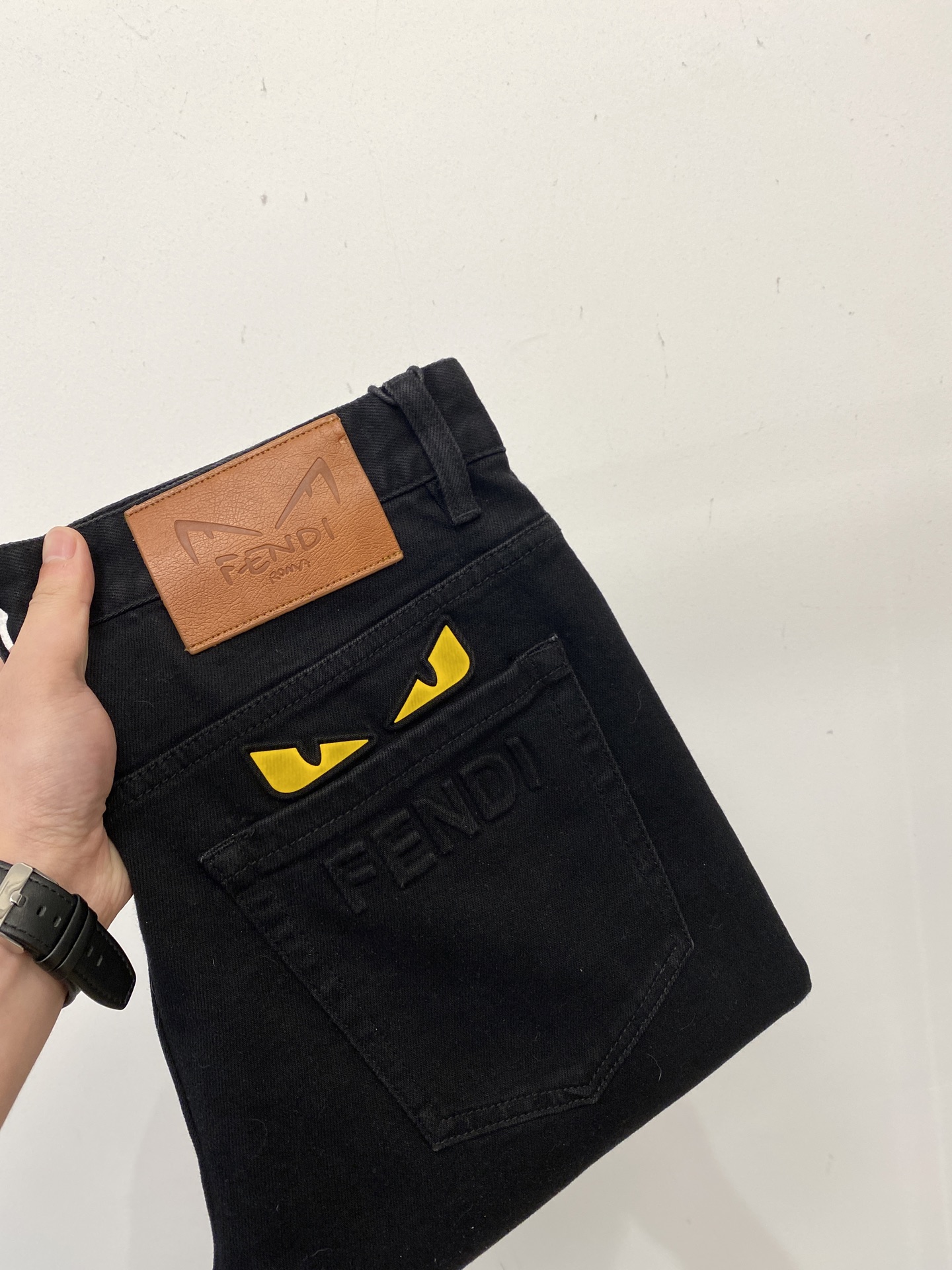 NO:569651,Fendi, 2025 latest products, available at counters at the same time, original goods, washed casual jeans, imported original washed stretch fabrics, comfortable and elastic, original hardware accessories decorated with logo, super correct version, extremely high grade, counter quality, fashionable upper body, code number 29-40,,fendi,jeans,alexander wang19860909芬迪、 2025最新品,专柜同步有售,原单狠货,水洗休闲牛仔裤,进口原版水洗弹力面料,舒适有弹性,原版五金辅料装饰logo,版型超正,档次极高,专柜品质,上身时尚有型,码数29-40,,fendi,jeans,alexander wang,Men's clothing