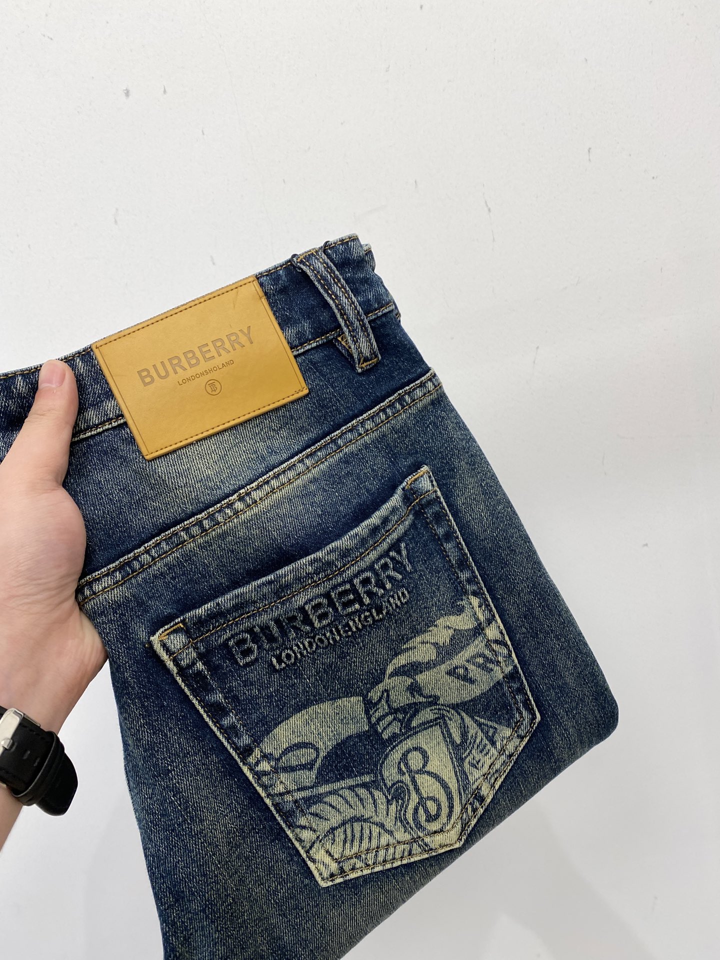 NO:569655,Burberry, 2025 latest products, available at counters simultaneously, original goods, washed casual jeans, imported original washed stretch fabrics, comfortable and elastic, original hardware accessories decorated with logo, super correct version, extremely high grade, counter quality, fashionable and stylish upper body, code number 29-40,, burberry, jeans, alexander wang19860909巴宝莉、 2025最新品,专柜同步有售,原单狠货,水洗休闲牛仔裤,进口原版水洗弹力面料,舒适有弹性,原版五金辅料装饰logo,版型超正,档次极高,专柜品质,上身时尚有型,码数29-40,,burberry,jeans,alexander wang,Men's clothing