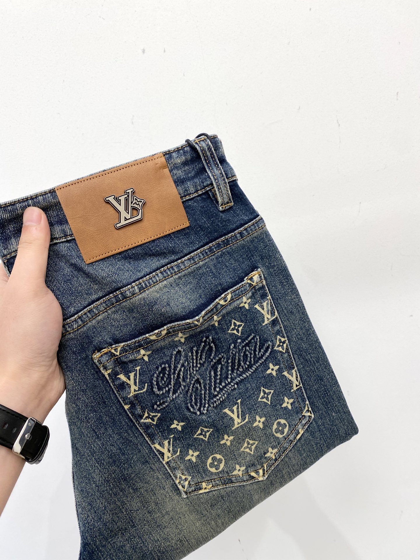 NO:569661,LV, 2025 latest products, available at counters simultaneously, original goods, washed casual jeans, imported original washed stretch fabrics, comfortable and elastic, original hardware accessories decorated with logo, super correct version, extremely high grade, counter quality, fashionable upper body, code number 29-40,, louis vuitton, jeans, alexander wang19860909LV、 2025最新品,专柜同步有售,原单狠货,水洗休闲牛仔裤,进口原版水洗弹力面料,舒适有弹性,原版五金辅料装饰logo,版型超正,档次极高,专柜品质,上身时尚有型,码数29-40,,louis vuitton,jeans,alexander wang,Men's clothing