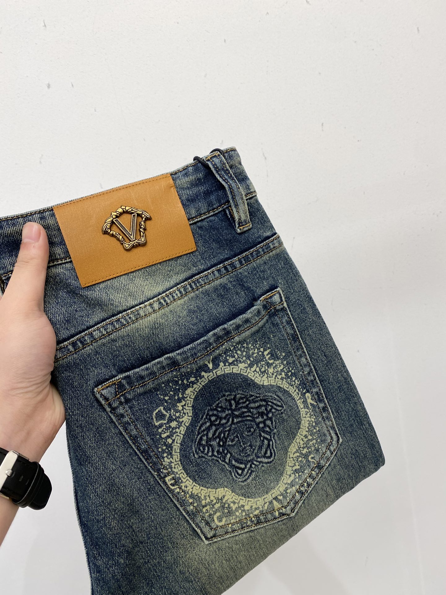 NO:569666,Versace, 2025 latest products, available at counters at the same time, original goods, washed casual jeans, imported original washed stretch fabrics, comfortable and elastic, original hardware accessories decorated with logo, super correct version, extremely high grade, counter quality, fashionable and stylish upper body, code number 29-40,,versace,jeans,alexander wang19860909范思哲、 2025最新品,专柜同步有售,原单狠货,水洗休闲牛仔裤,进口原版水洗弹力面料,舒适有弹性,原版五金辅料装饰logo,版型超正,档次极高,专柜品质,上身时尚有型,码数29-40,,versace,jeans,alexander wang,Men's clothing