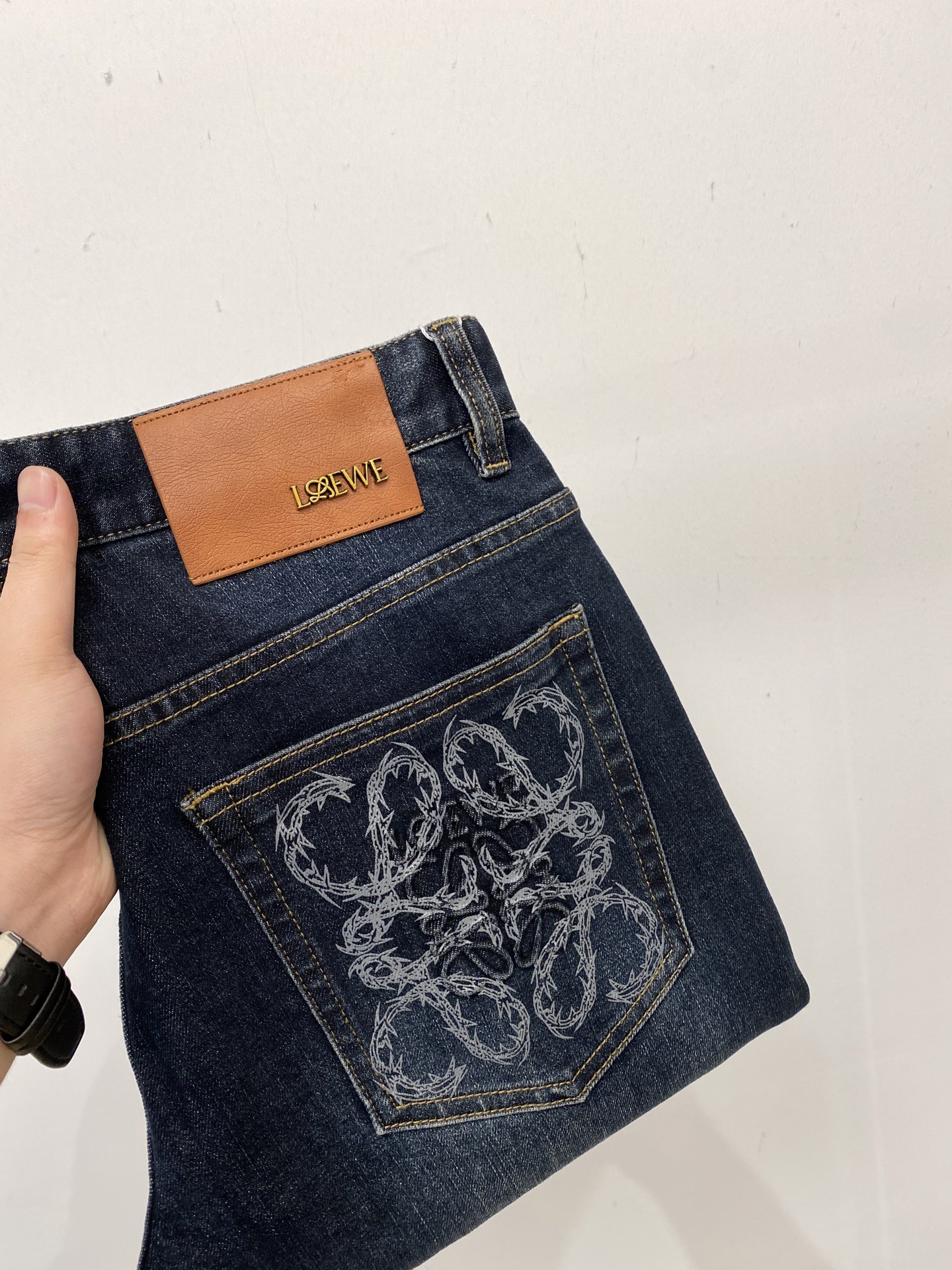 NO:571216,Loewe, 2025 latest products, available at counters simultaneously, original goods, washed casual jeans, imported original washed stretch fabrics, comfortable and elastic, original hardware accessories decorated with logo, super correct version, extremely high grade, counter quality, fashionable and stylish upper body, code number 29-40,, loewe, jeans, alexander wang19860909罗意威、 2025最新品,专柜同步有售,原单狠货,水洗休闲牛仔裤,进口原版水洗弹力面料,舒适有弹性,原版五金辅料装饰logo,版型超正,档次极高,专柜品质,上身时尚有型,码数29-40,,loewe,jeans,alexander wang,Men's clothing