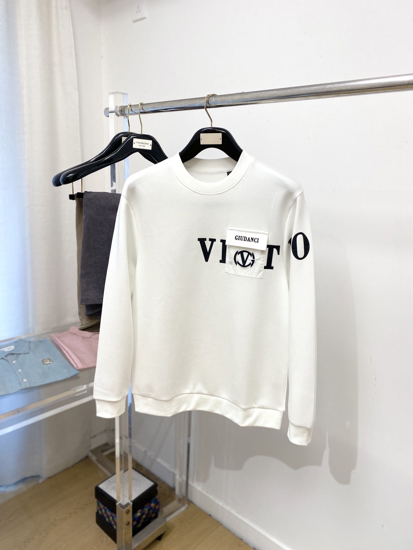NO:569643,Valentino, 2025 new sweatshirt, handsome and fashionable, top-notch printed letter logo on the chest, simple and versatile. The fabric cotton is not only crisp and maintains the trendy silhouette, but also comfortable to wear, and the yarn is more delicate. Size M-3XL,, valentino, hoodie, sweatshirts, alexander wang19860909华伦天奴、2025新品卫衣,帅气时尚,胸前顶级印花字母logo,简约百搭款.面料棉 不仅挺括,保持潮流的廓形,又穿着舒适,纱织更细腻,码数M-3XL,,valentino,hoodie,sweatshirts,alexander wang,Men's clothing