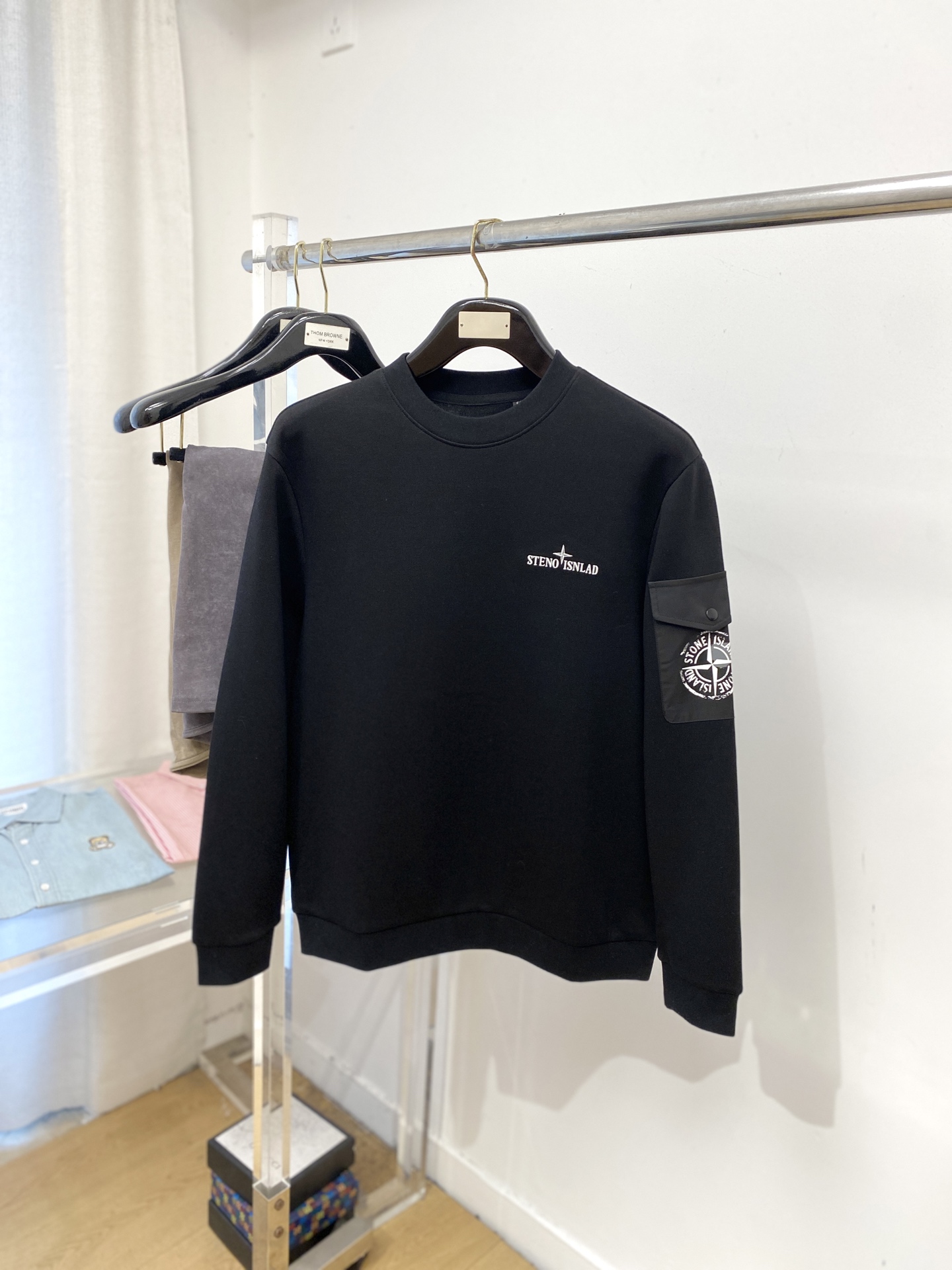 NO:569647,Stone Island, 2025 new sweatshirt, handsome and fashionable, exquisite embroidery pattern letter logo on the chest, simple and versatile. The fabric cotton is not only crisp and maintains the trendy silhouette, but also comfortable to wear, the yarn is more delicate, the size is M-3XL,, hoodie, sweatshirts, alexander wang19860909石头岛、2025新品卫衣,帅气时尚,胸前精致刺绣图案字母logo,简约百搭款.面料棉 不仅挺括,保持潮流的廓形,又穿着舒适,纱织更细腻,码数M-3XL,,hoodie,sweatshirts,alexander wang,Men's clothing