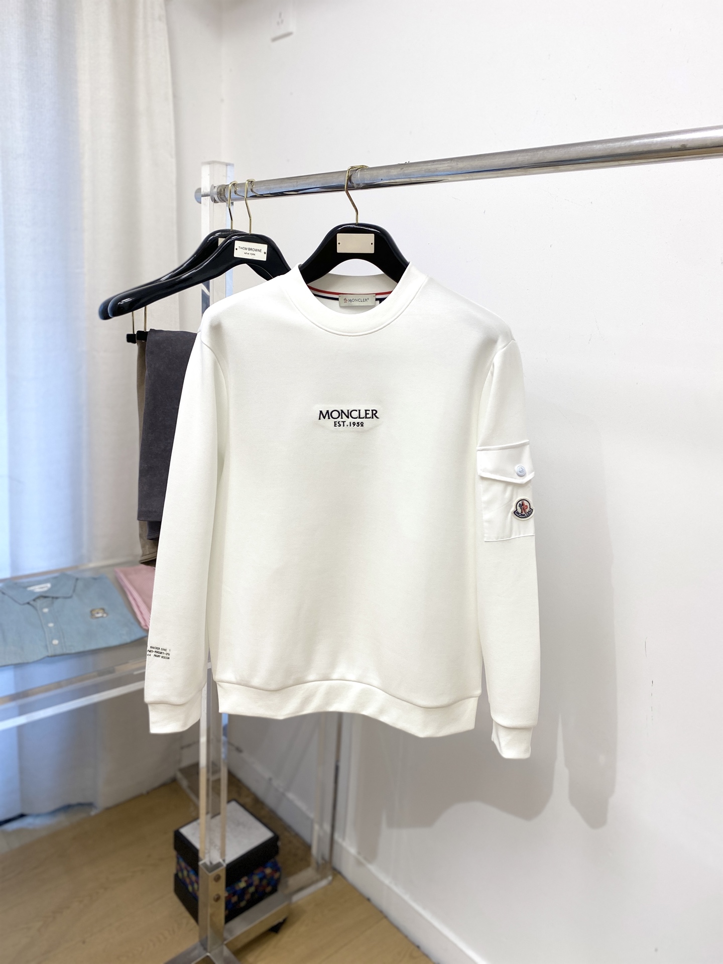 NO:569671,Covered mouth, 2025 new sweatshirt, handsome and fashionable, exquisite embroidered letter logo on the chest, simple and versatile. The fabric cotton is not only crisp and maintains the trendy silhouette, but also comfortable to wear, and the yarn is more delicate. Size M-3XL, Moncler, hoodie, sweatshirts, alexander wang19860909蒙口、2025新品卫衣,帅气时尚,胸口精致刺绣字母logo,简约百搭款.面料棉 不仅挺括,保持潮流的廓形,又穿着舒适,纱织更细腻,码数M-3XL,,Moncler,hoodie,sweatshirts,alexander wang,Men's clothing