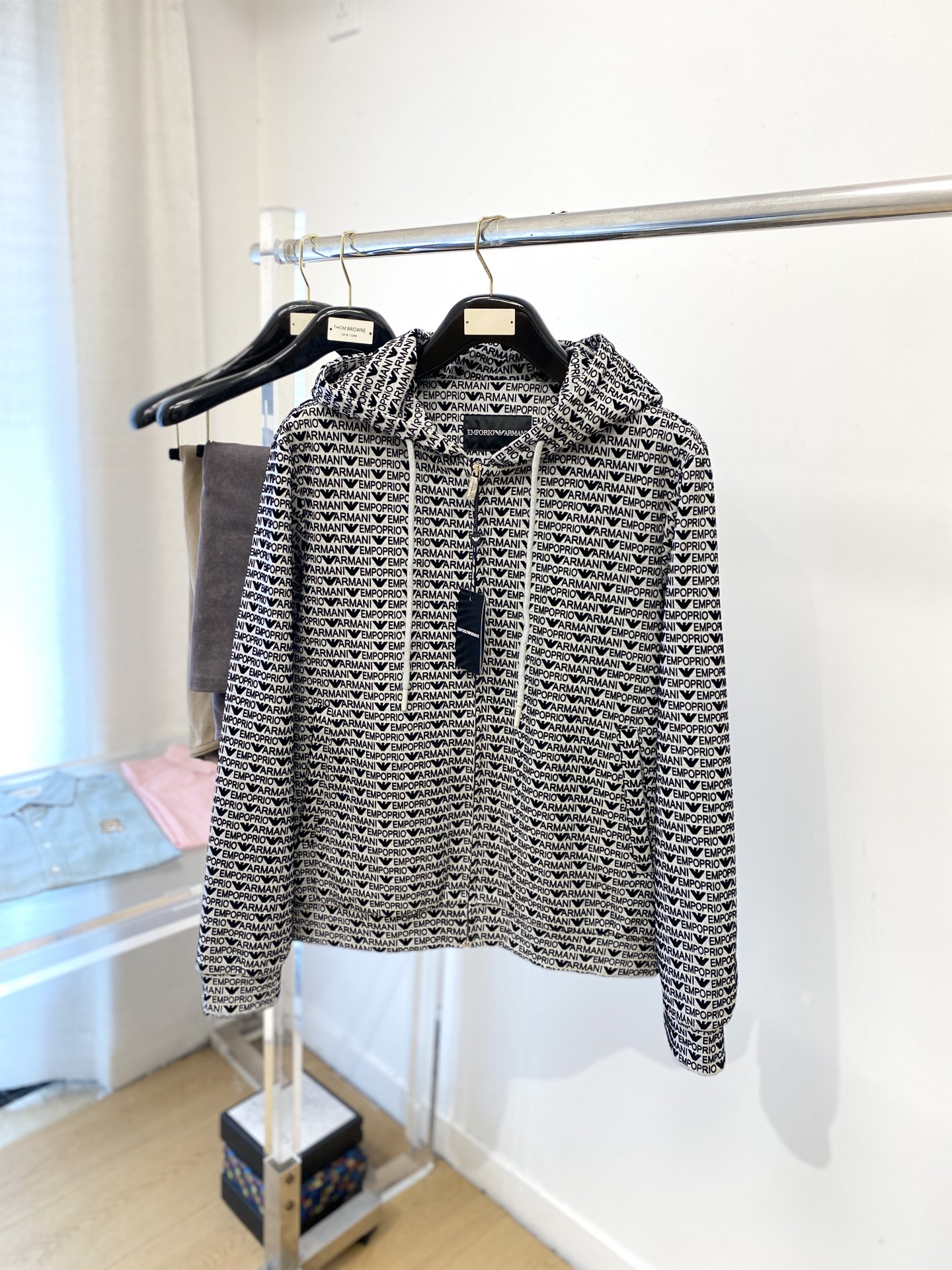 NO:654088,Armani, 2025 new jacket jacket, fashionable and handsome, simple and versatile, top digital positioning printed pattern letter logo, customized original fabric, not only crisp and trendy silhouette, but also comfortable to wear, more delicate yarn weaving, size M-3XL,,armani,jackets & coats,jackets & coats,alexander wang19860909阿玛尼、2025新品夹克外套,时尚帅气,简约百搭款,顶级数码定位印花图案字母logo,定制原版面料,不仅挺括,保持潮流的廓形,又穿着舒适,纱织更细腻,码数M-3XL,,armani,jackets & coats,jackets & coats,alexander wang,Men's clothing