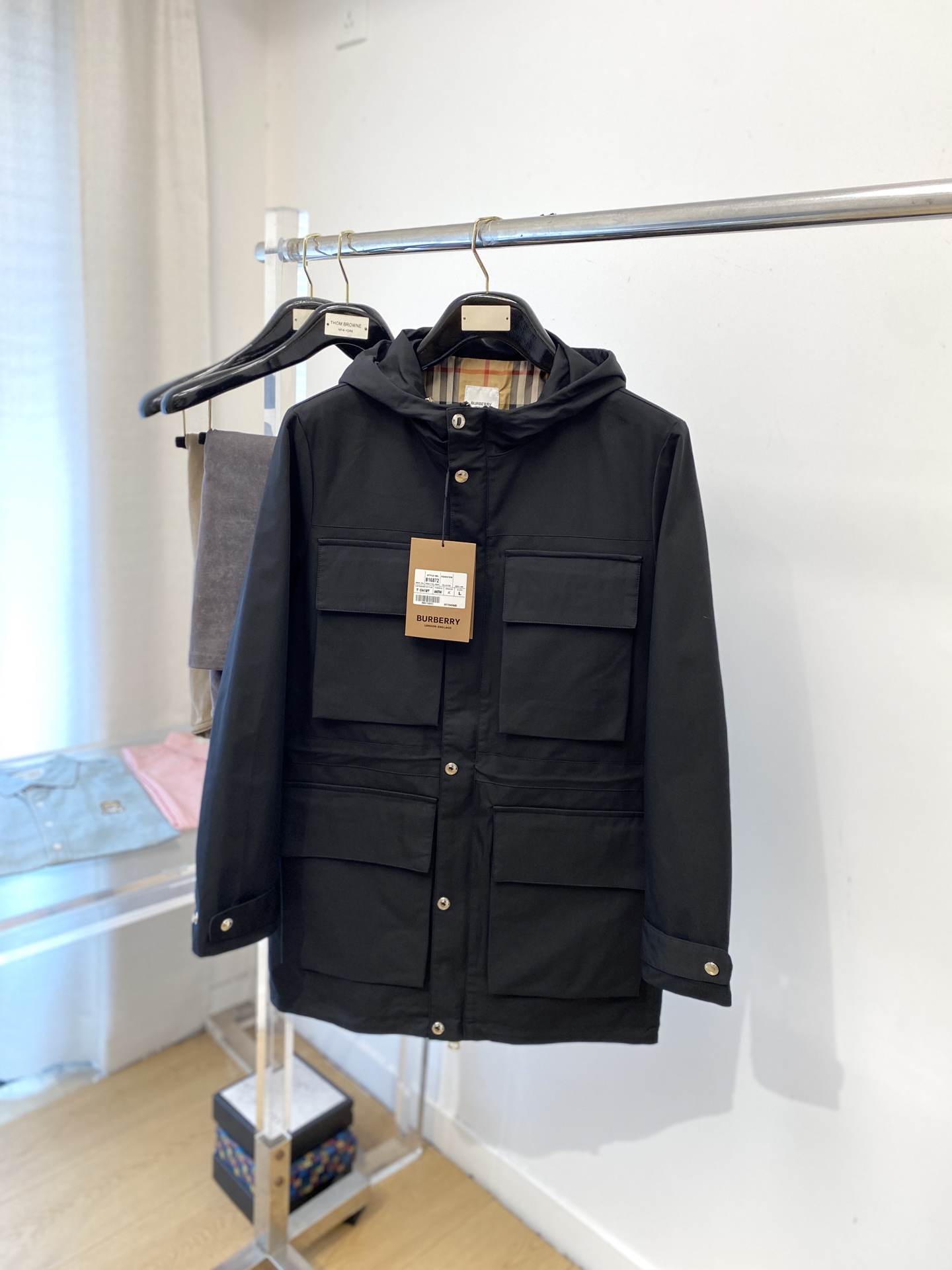 NO:654122,Burberry, 2025 new mid-length jacket, fashionable and handsome, simple and versatile, original hardware accessories logo, customized original fabric, not only crisp and trendy silhouette, but also comfortable to wear, more delicate yarn weaving, size M-3XL,,burberry,jackets & coats,jackets & coats,alexander wang19860909巴宝莉、2025新品中长款夹克外套,时尚帅气,简约百搭款,原版五金辅料logo,定制原版面料,不仅挺括,保持潮流的廓形,又穿着舒适,纱织更细腻,码数M-3XL,,burberry,jackets & coats,jackets & coats,alexander wang,Men's clothing