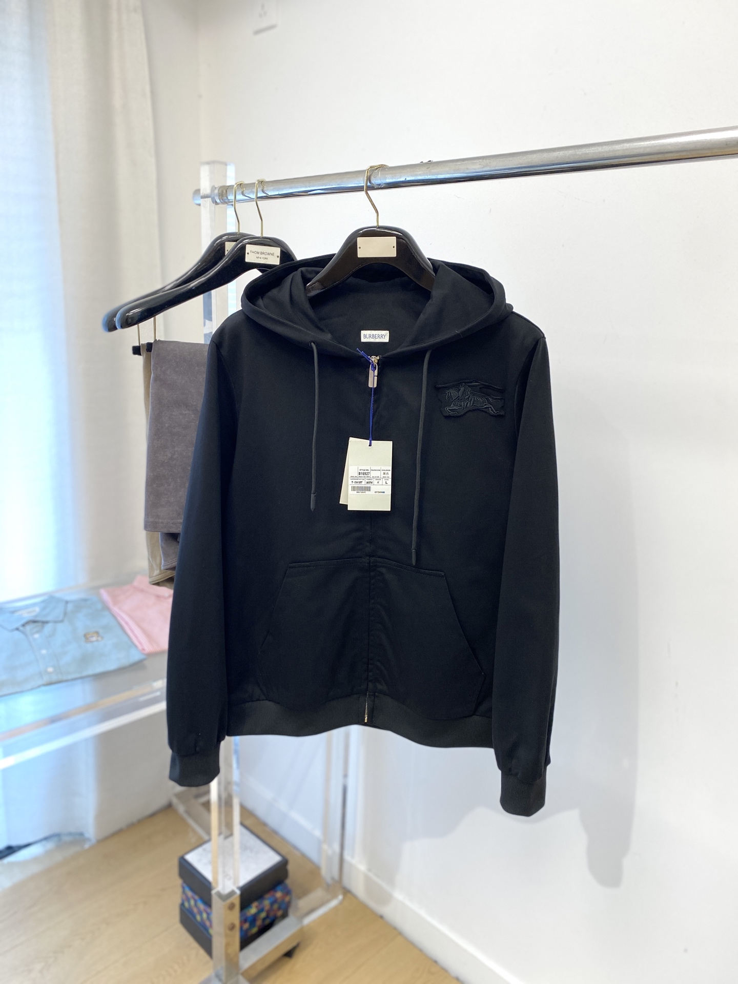 NO:654130,Burberry, 2025 new sweatshirt jacket, fashionable and handsome, simple and versatile, exquisite embroidered logo on the chest, customized original fabric, not only stiff and maintain the trendy silhouette, but also comfortable to wear, the yarn is more delicate, size M-3XL,, burberry, hoodie, sweatshirts, jackets & coats, alexander wang19860909巴宝莉、2025新品卫衣外套,时尚帅气,简约百搭款,胸前精致刺绣图案logo,定制原版面料,不仅挺括,保持潮流的廓形,又穿着舒适,纱织更细腻,码数M-3XL,,burberry,hoodie,sweatshirts,jackets & coats,alexander wang,Men's clothing