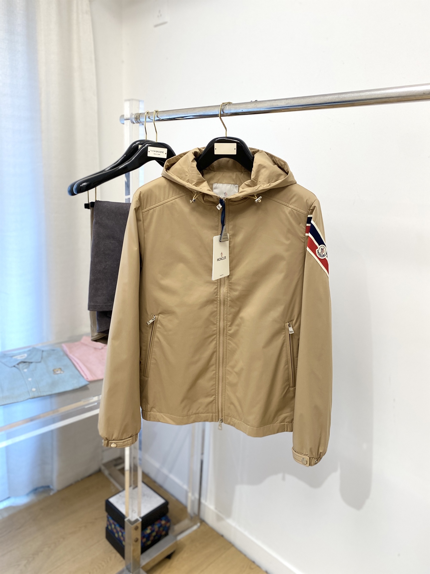 NO:654112,Moncler, 2025 new jacket jacket, fashionable and handsome, simple and versatile, cuffs embroidered with decorative pattern logo, customized original fabric, not only stiff, maintaining the trendy silhouette, but also comfortable to wear, more delicate yarn weaving, size M-3XL,,Moncler,jackets & coats,jackets & coats,alexander wang19860909蒙口、2025新品夹克外套,时尚帅气,简约百搭款,袖口刺绣装饰图案logo,定制原版面料,不仅挺括,保持潮流的廓形,又穿着舒适,纱织更细腻,码数M-3XL,,Moncler,jackets & coats,jackets & coats,alexander wang,Men's clothing