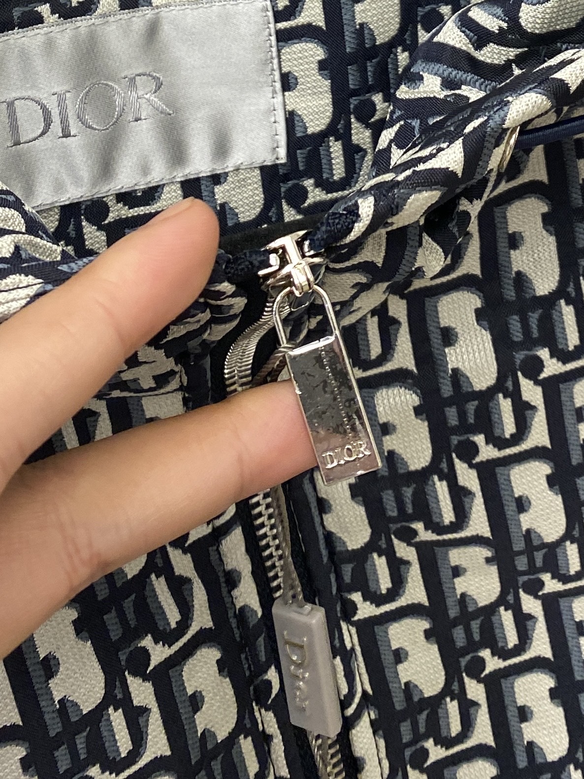 迪奥、2025新品夹克外套，时尚帅气，简约百搭款，顶级数码定位定织字母logo，定制原版面料，不仅挺括，